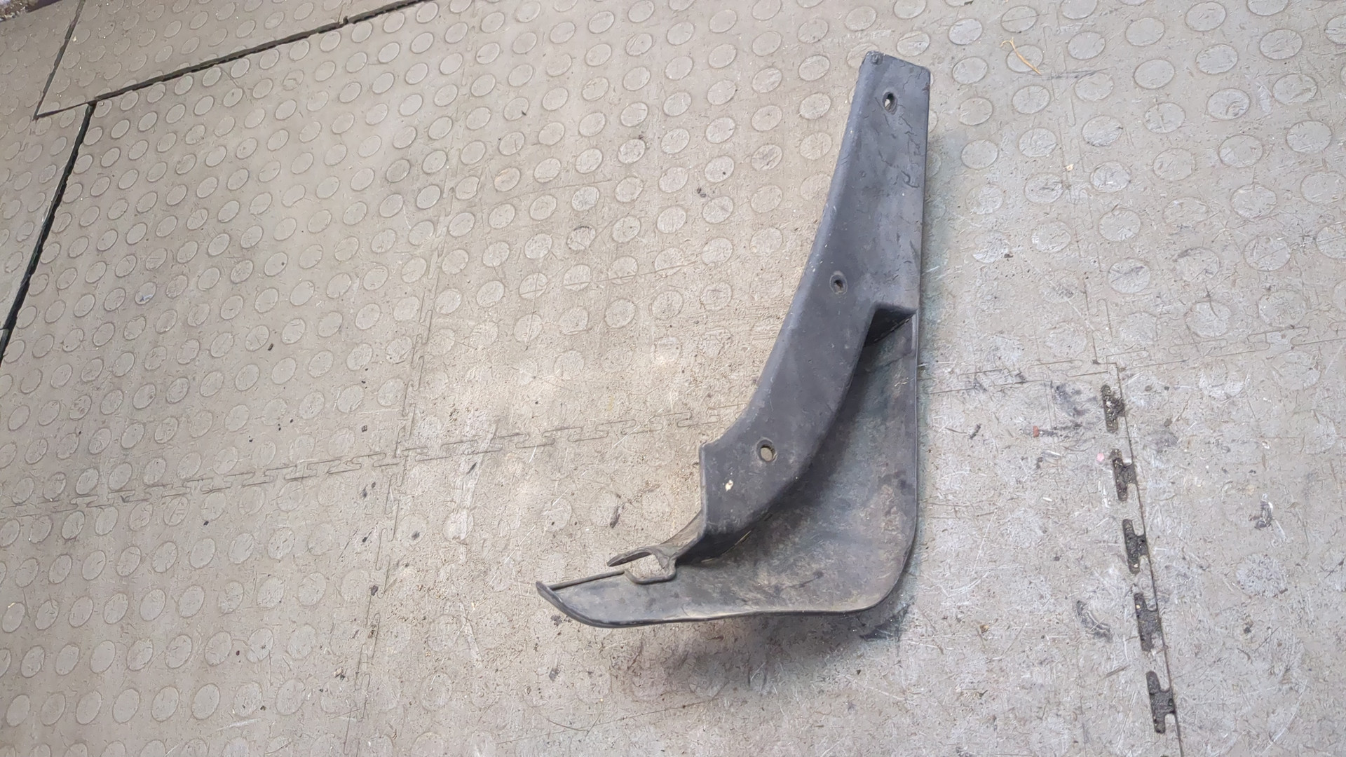 Брызговик передний левый