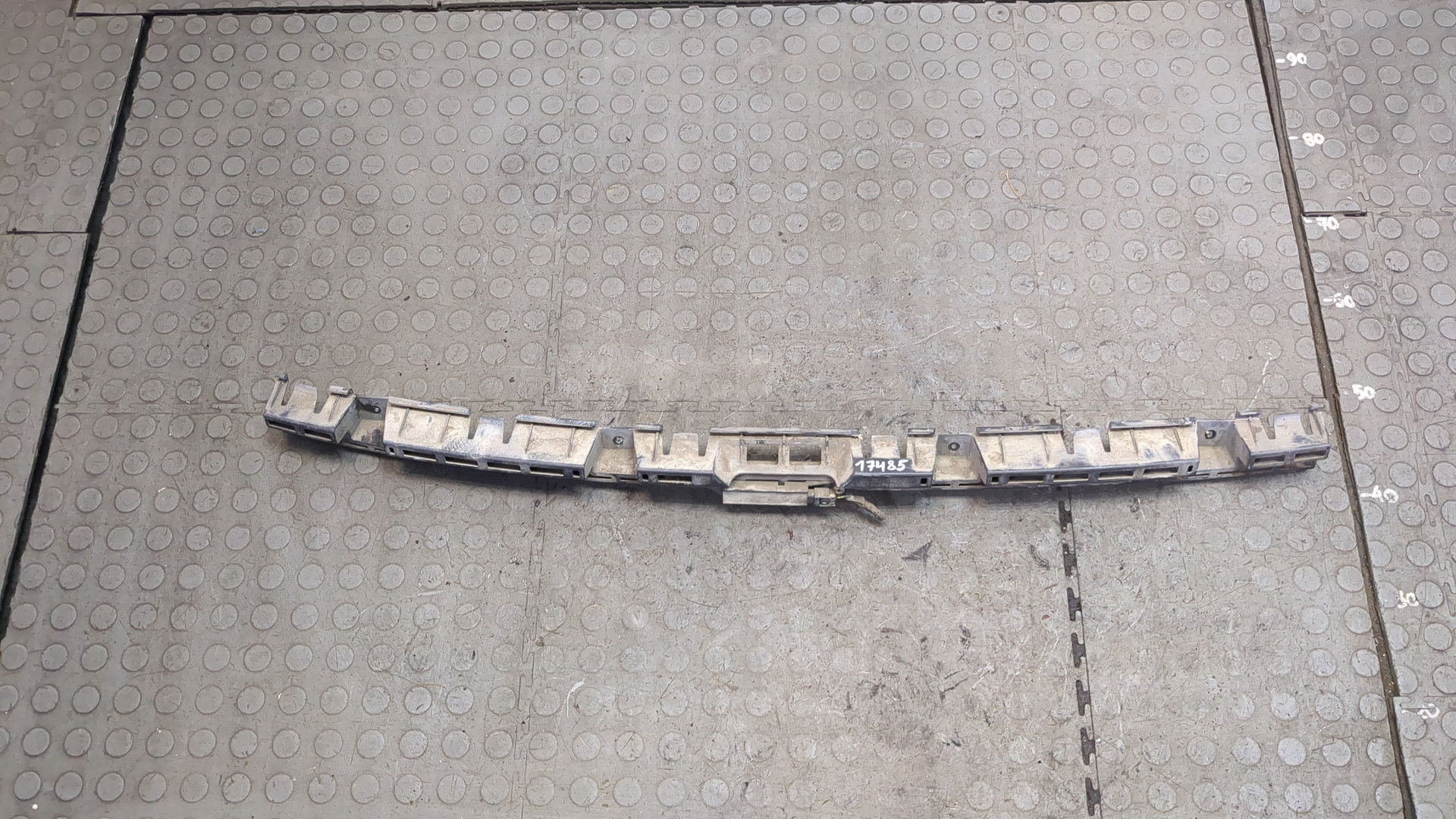 Кронштейн заднего бампера