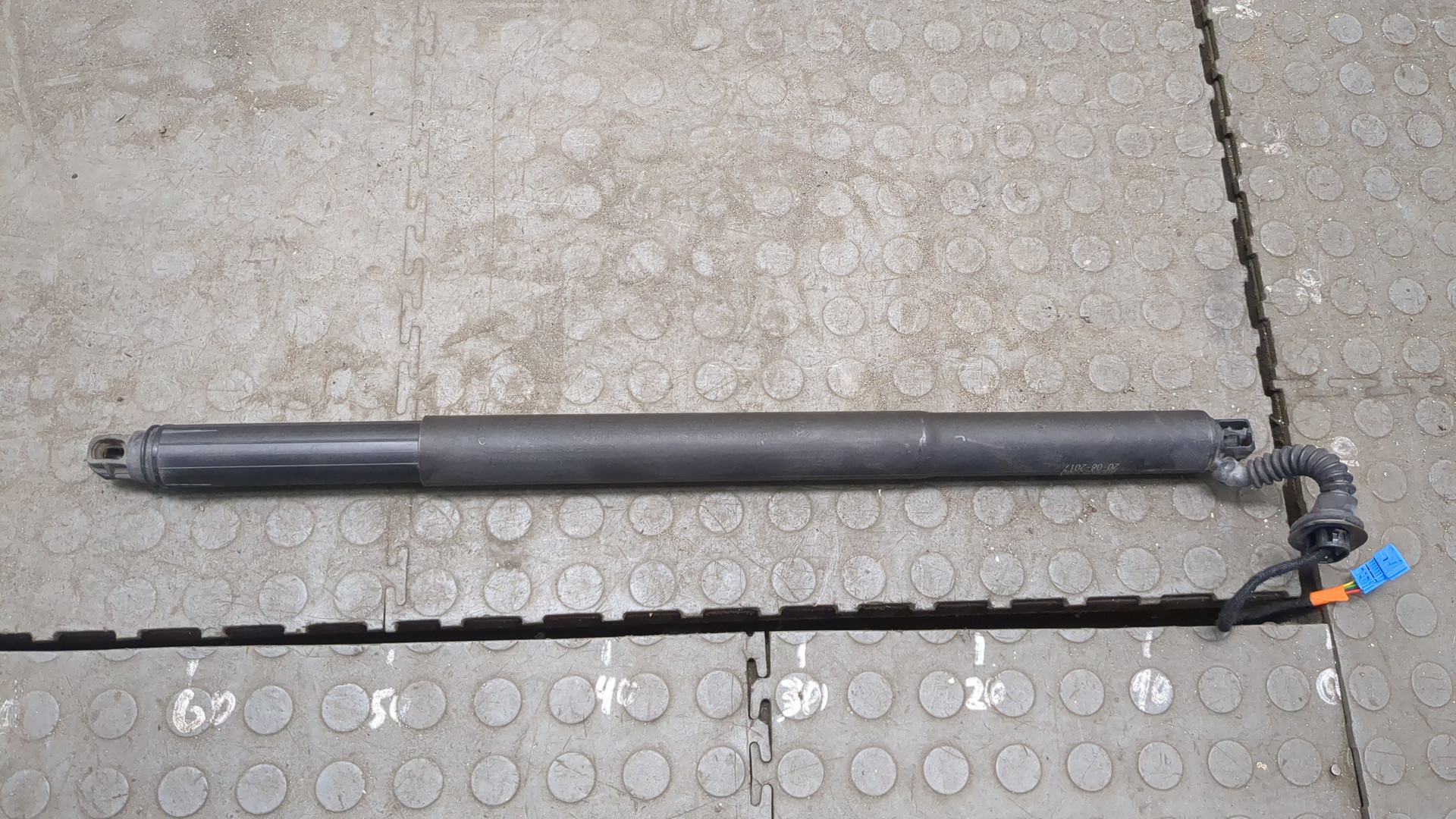 Амортизатор крышки багажника