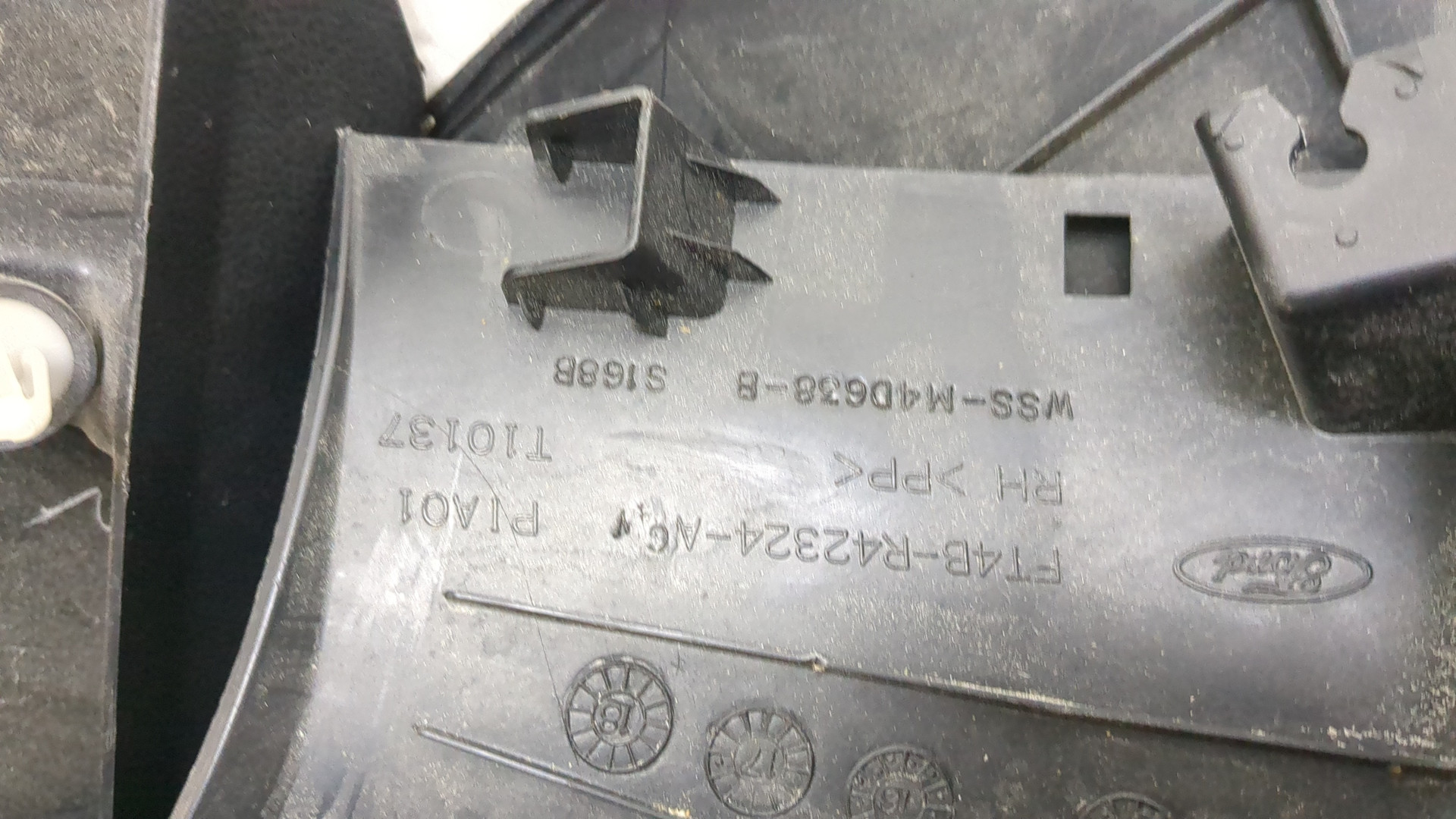 Обшивка двери багажника