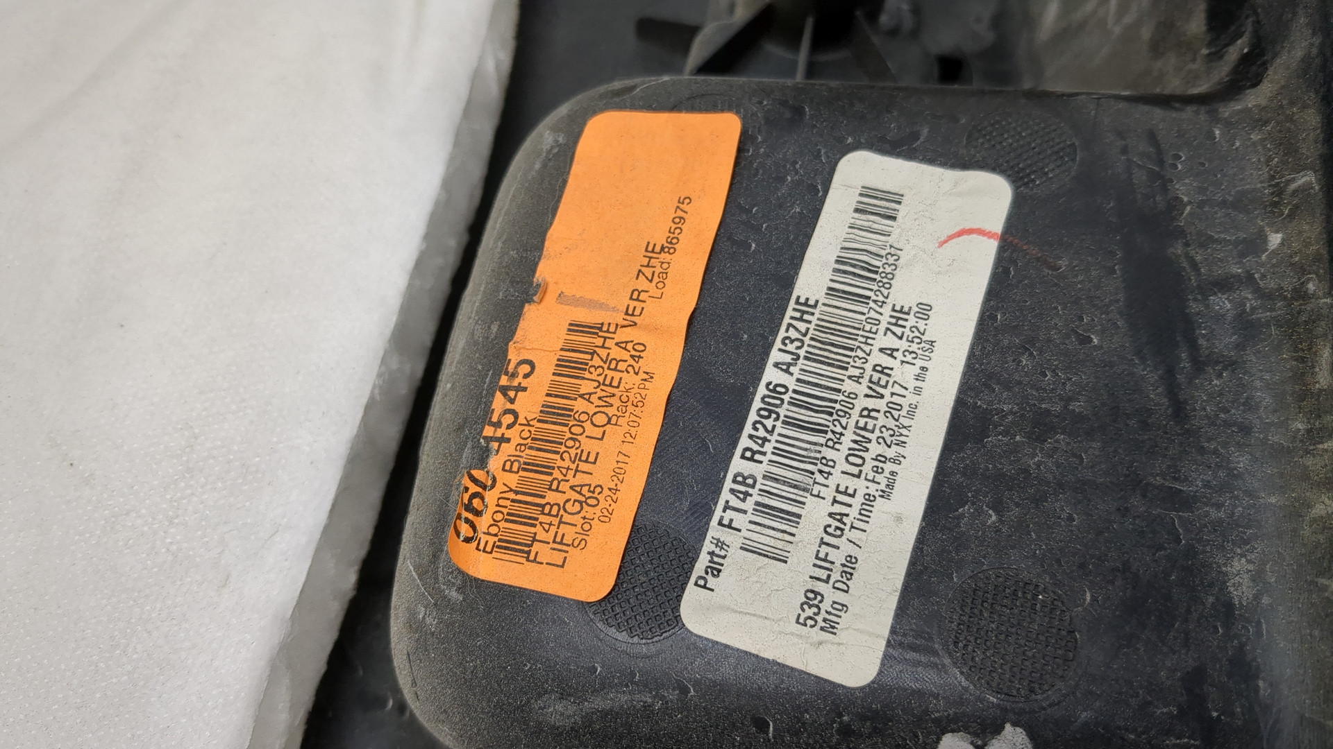 Обшивка двери багажника