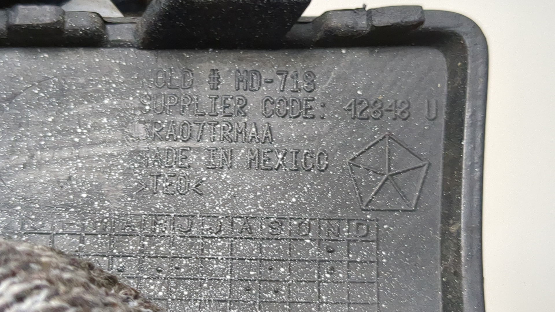 Заглушка буксировочного крюка