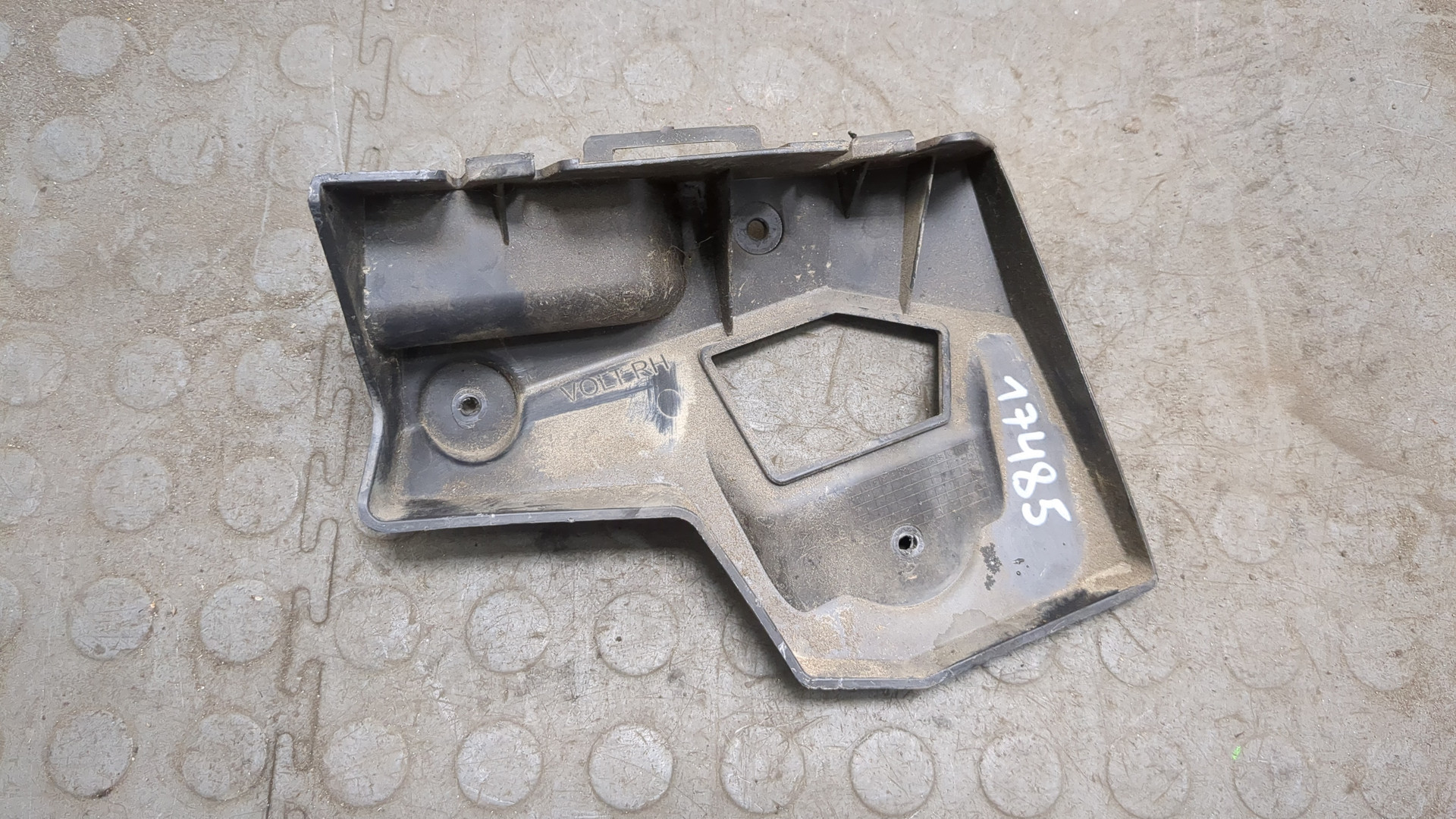 Кронштейн заднего бампера правый