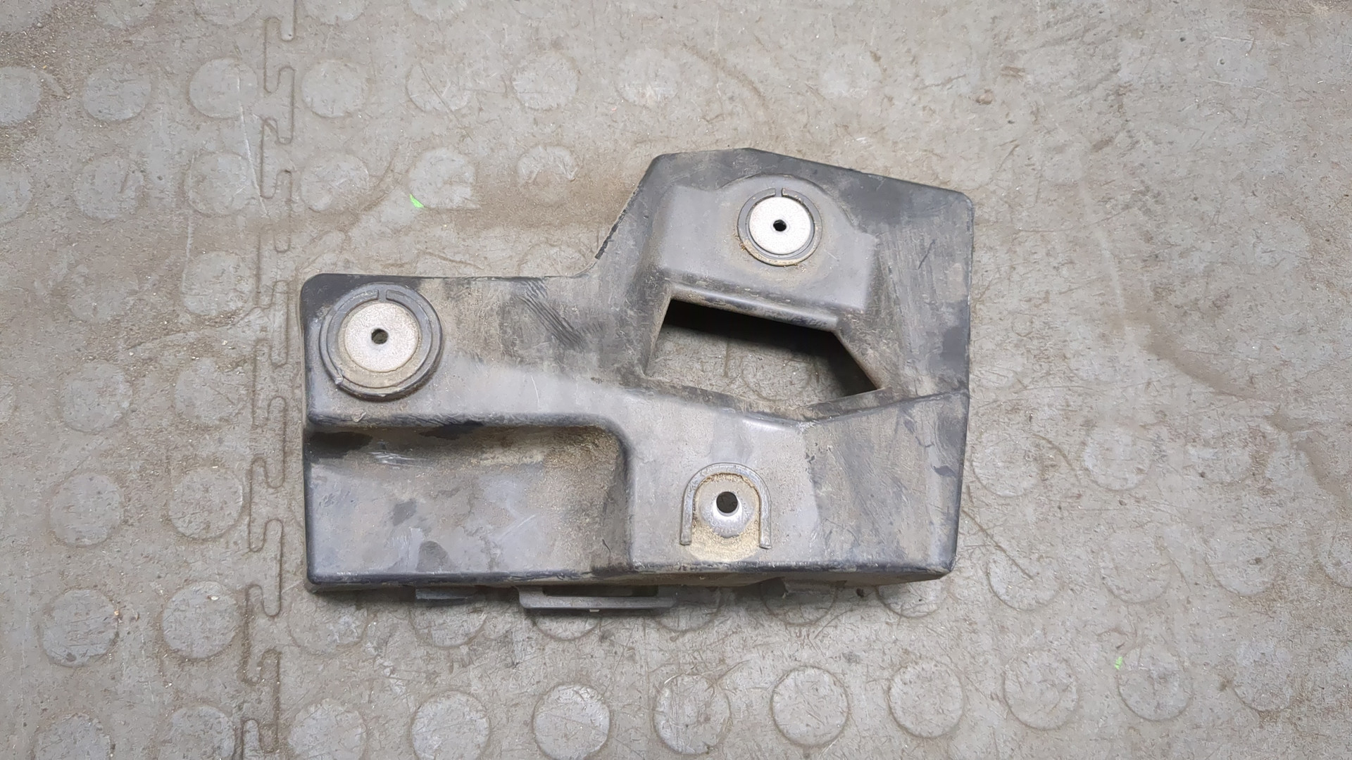 Кронштейн заднего бампера правый