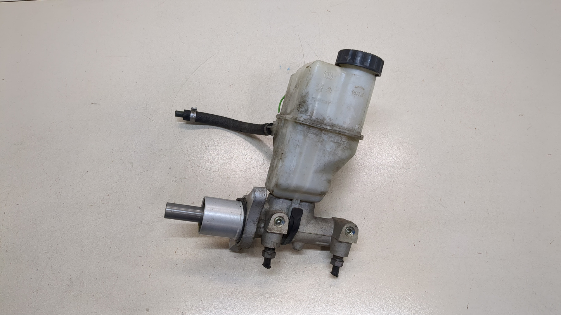 Цилиндр тормозной главный