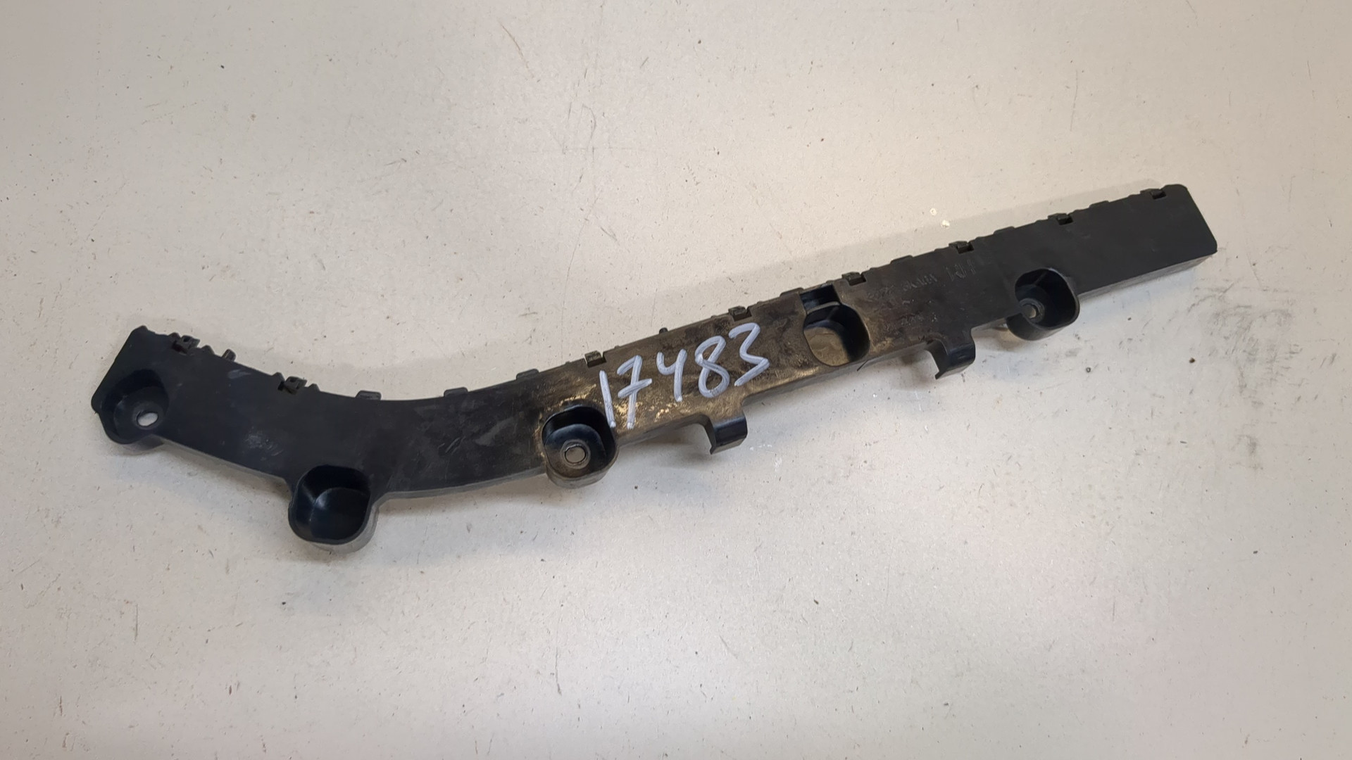 Кронштейн заднего бампера правый