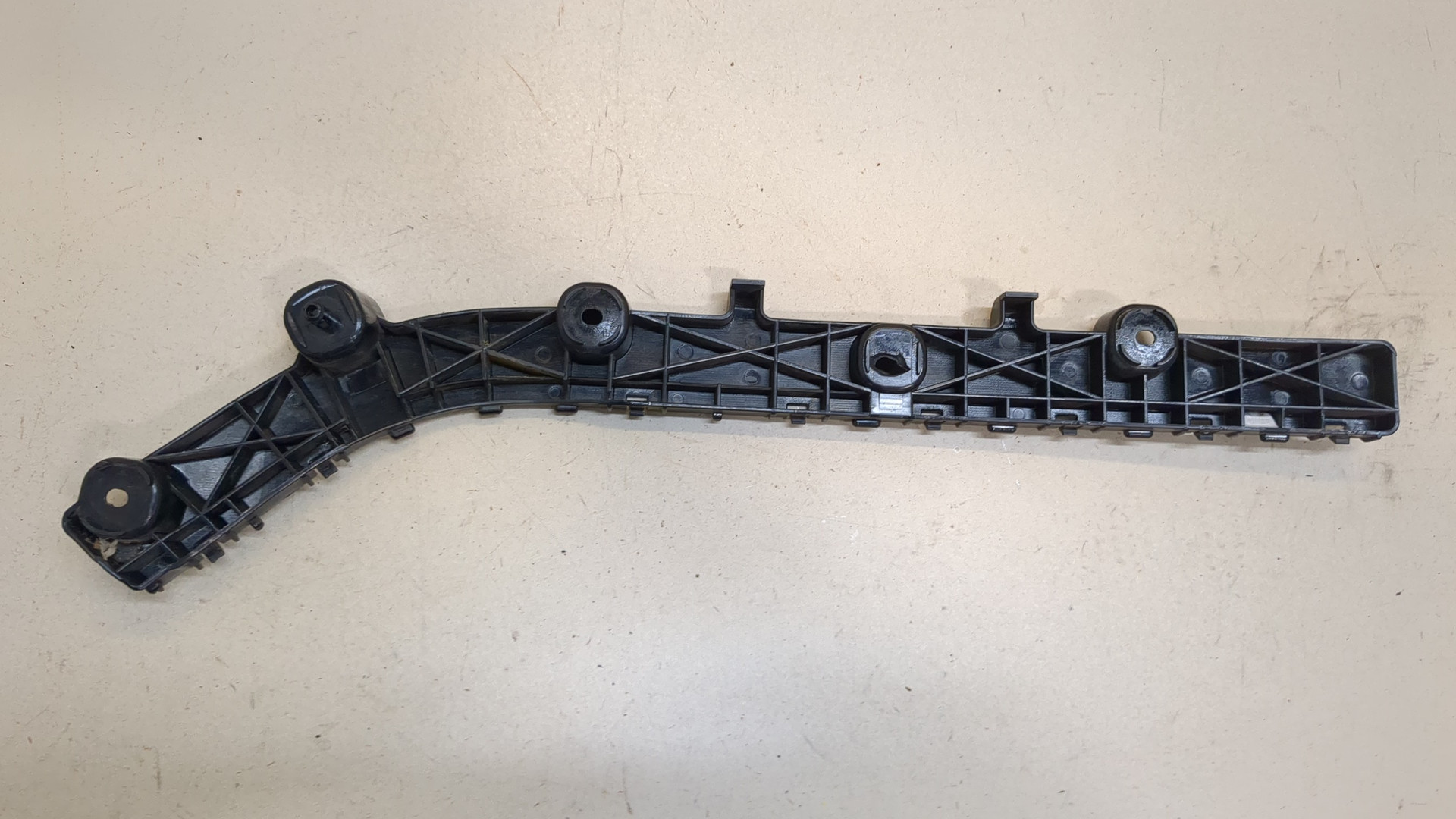 Кронштейн заднего бампера правый