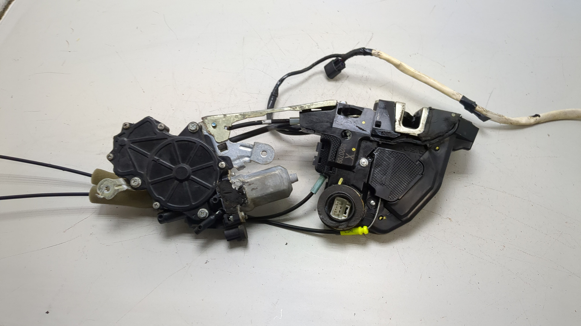 Замок двери задней левой