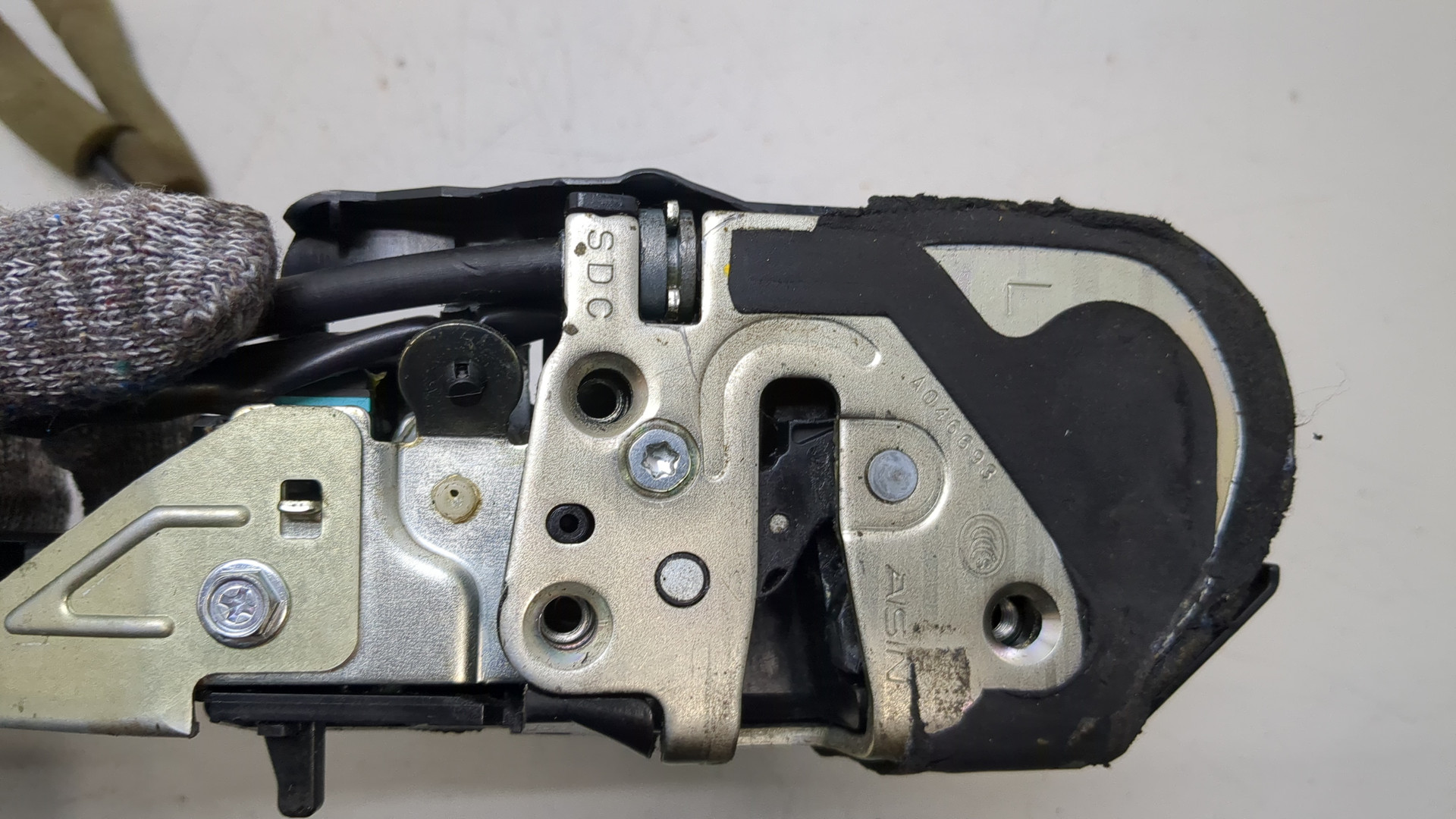 Замок двери задней левой