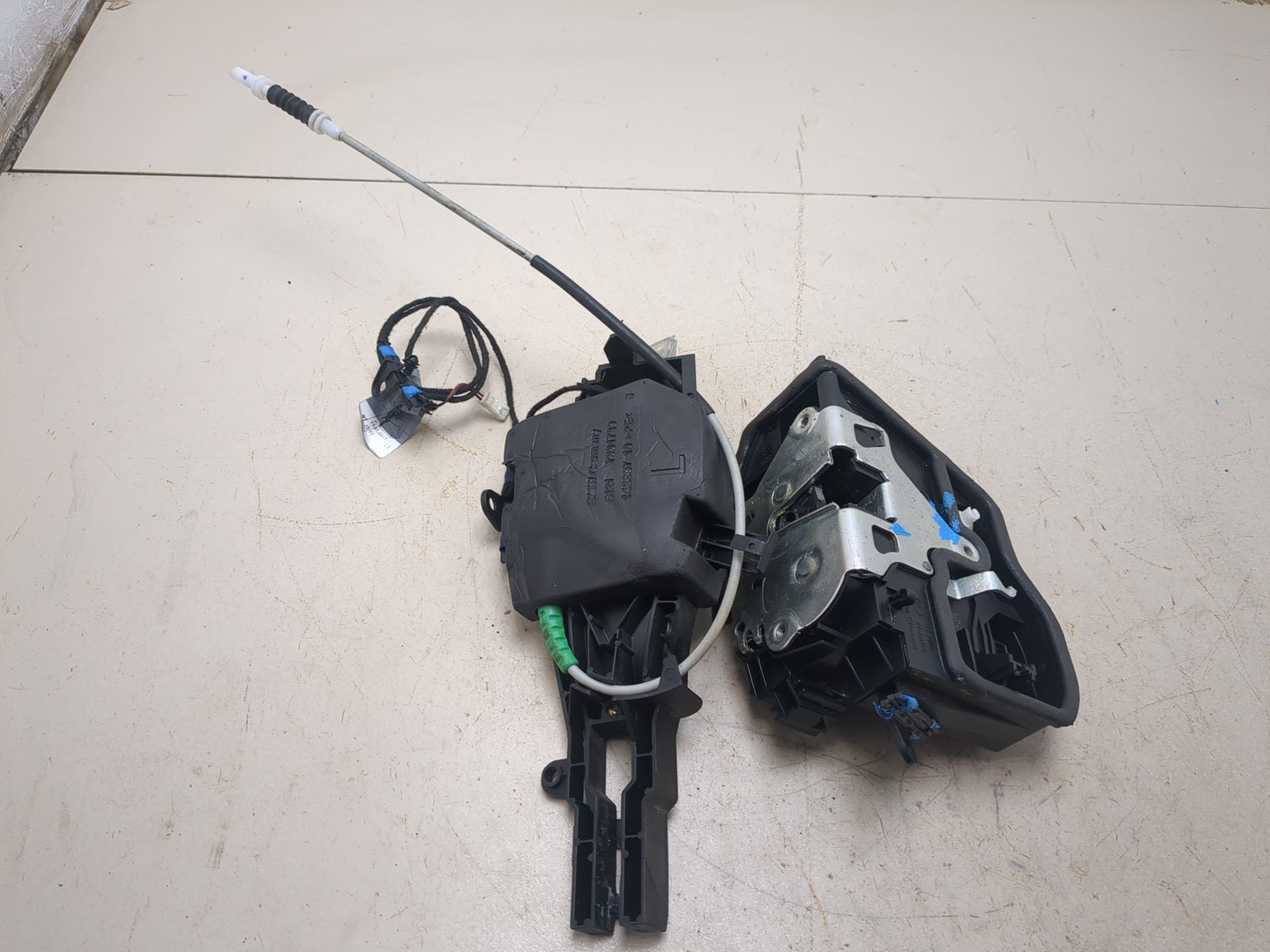 Замок двери передней левой