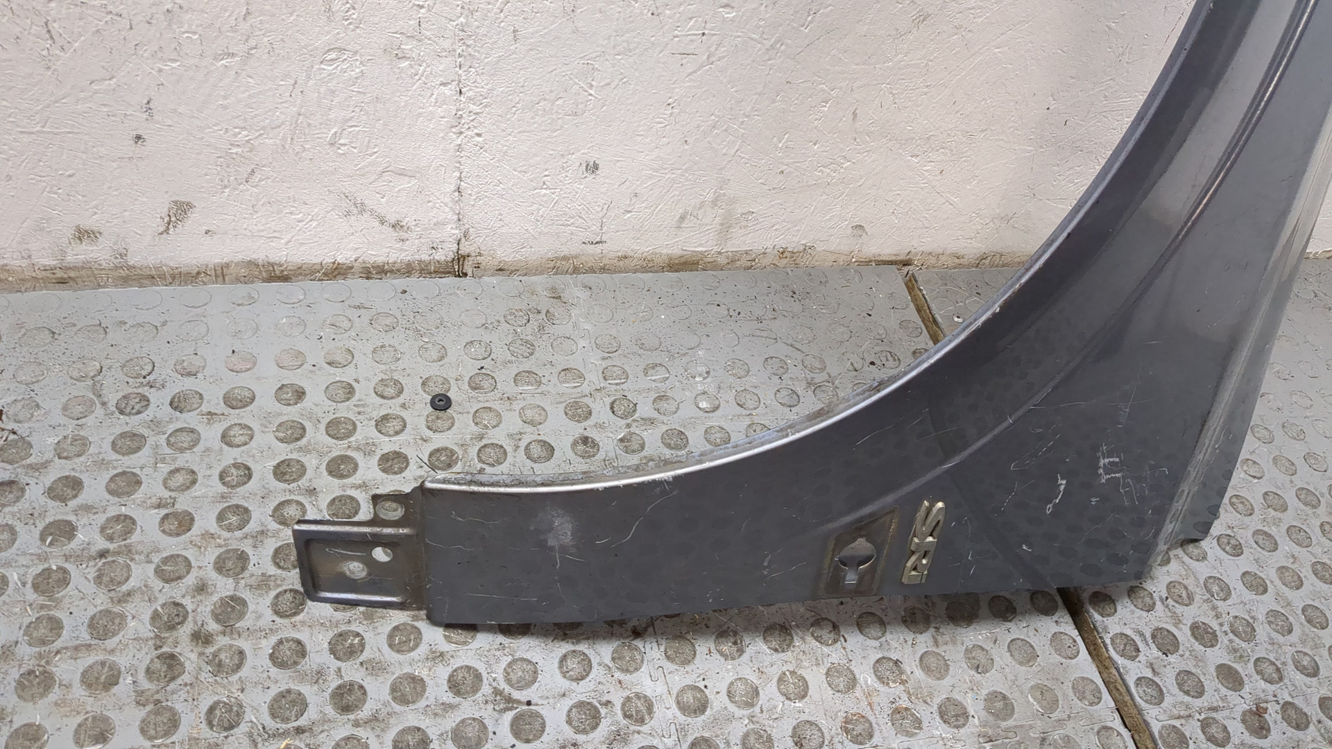 Крыло переднее левое