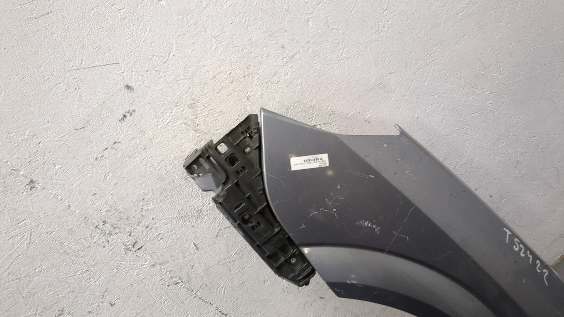 Крыло переднее левое