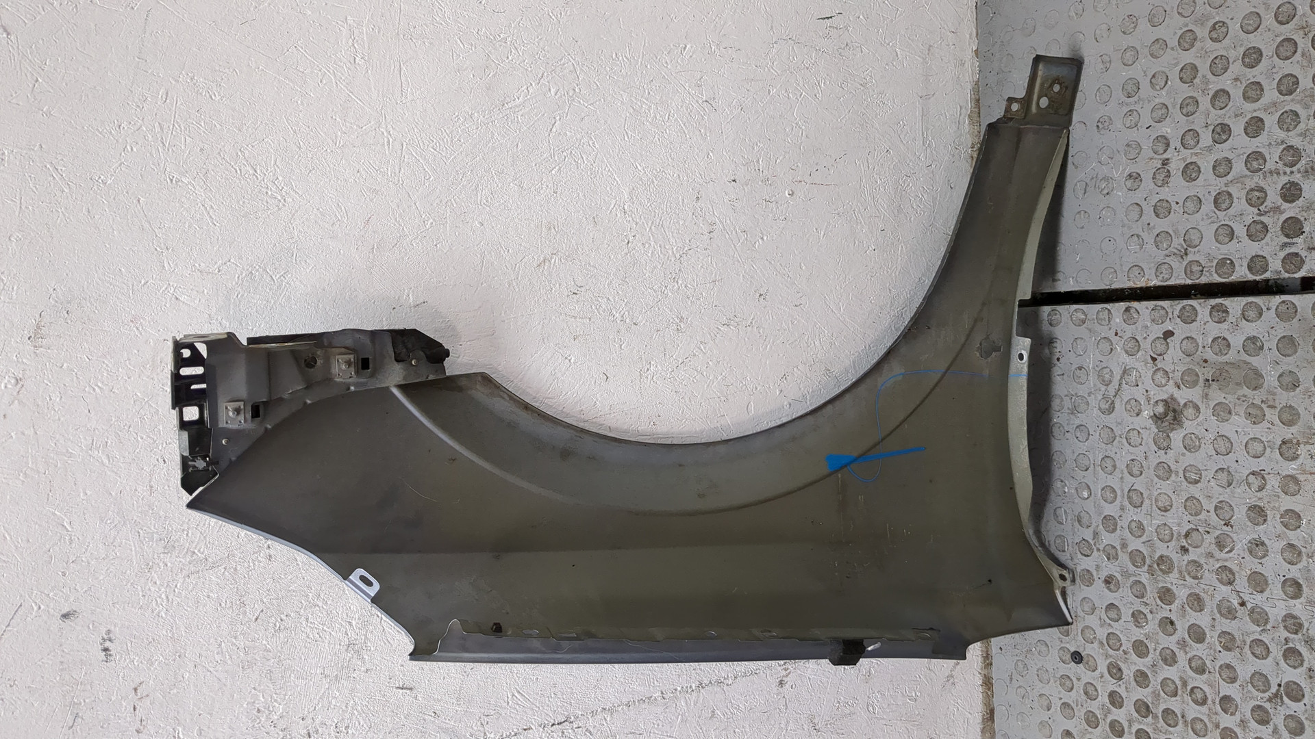 Крыло переднее левое