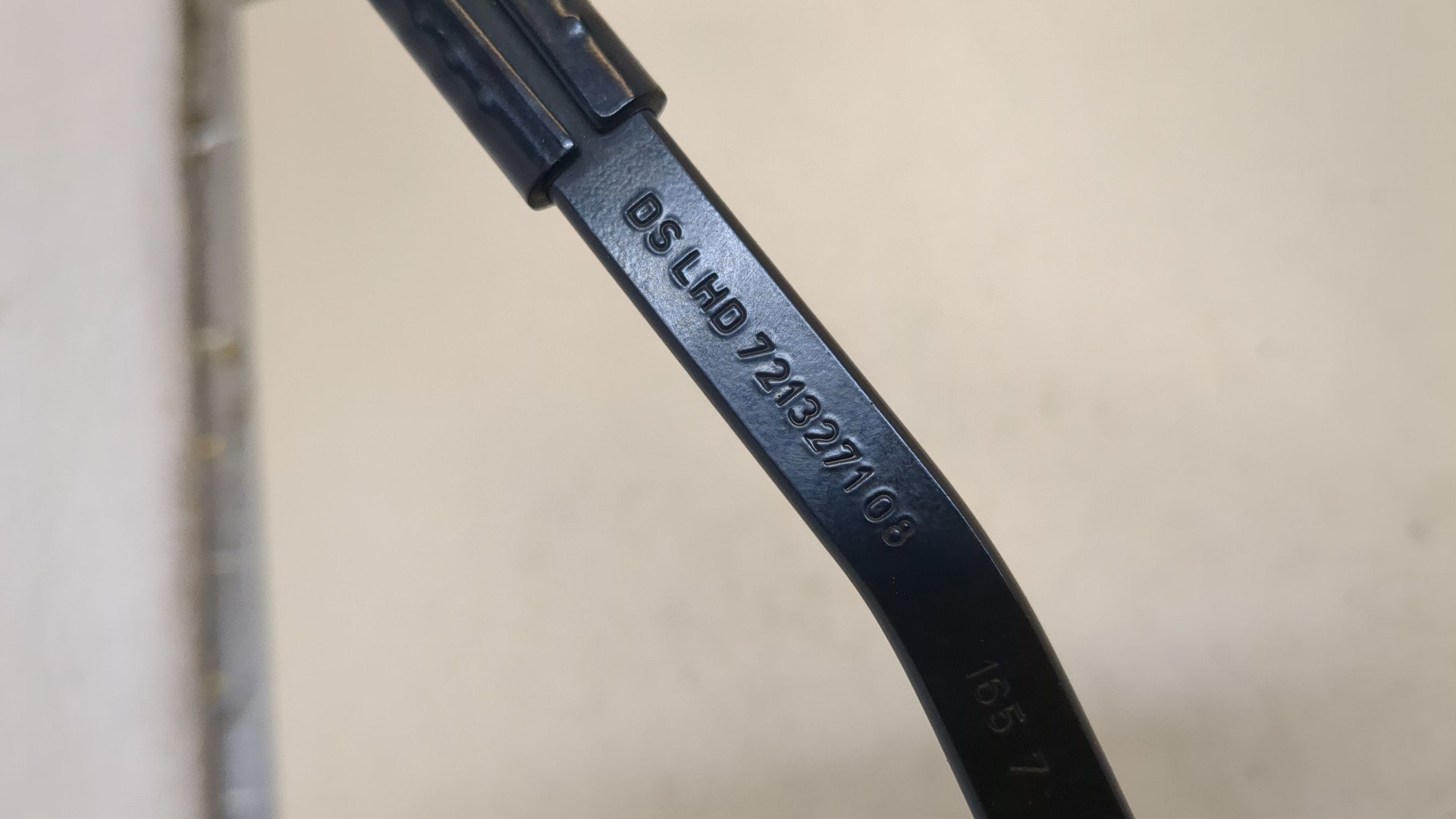 Поводок стеклоочистителя передний правый