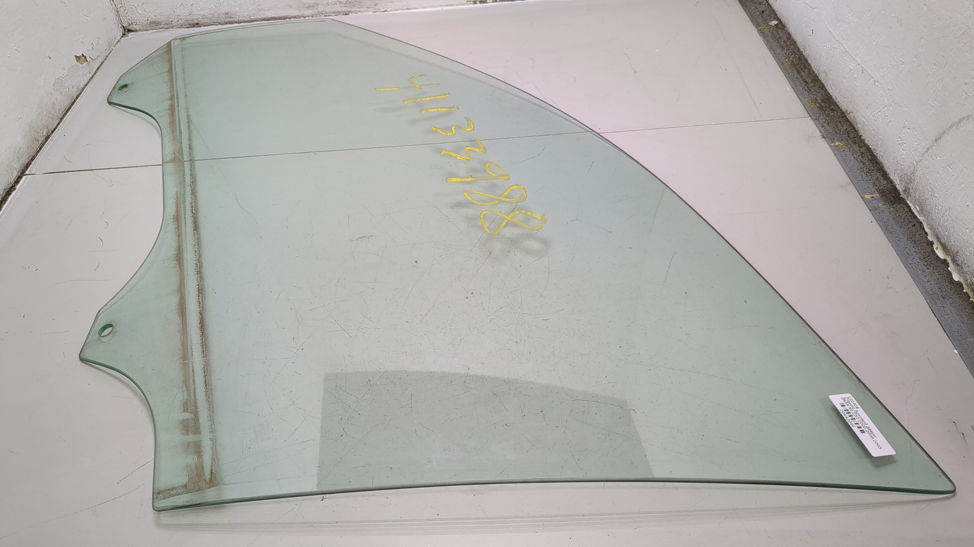 Стекло двери передней левой