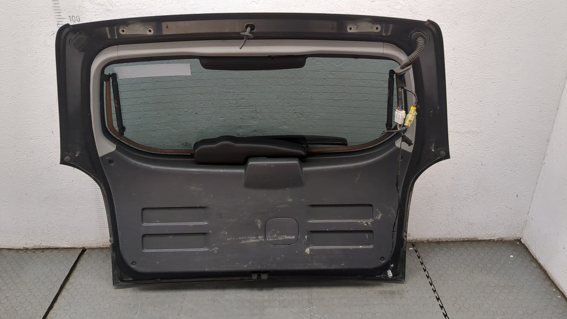 Дверь багажника