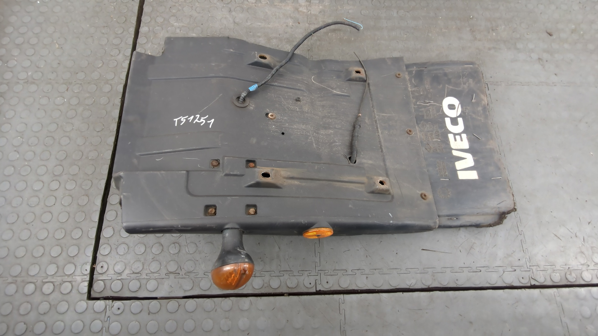 Крыло переднее левое