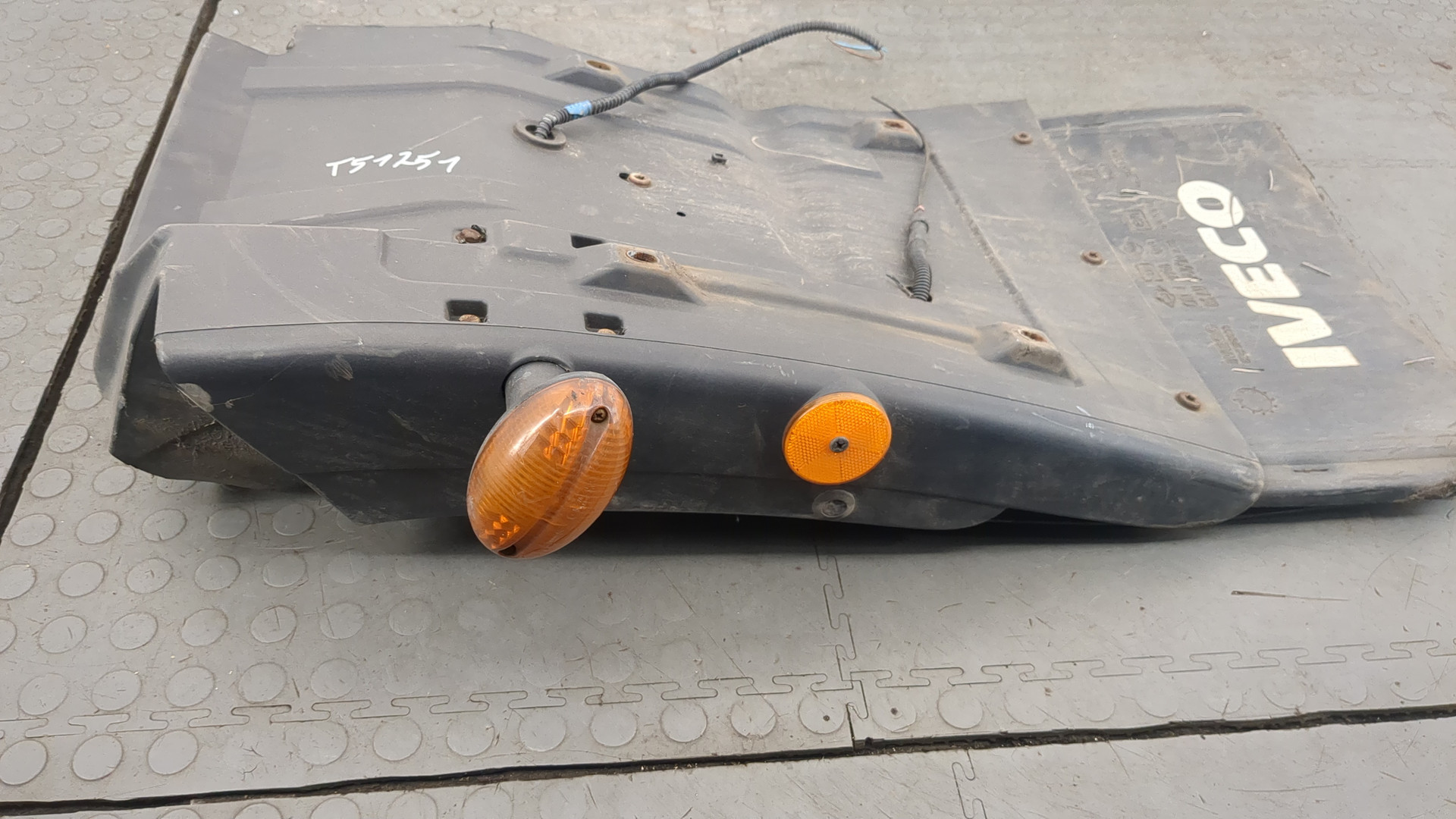 Крыло переднее левое