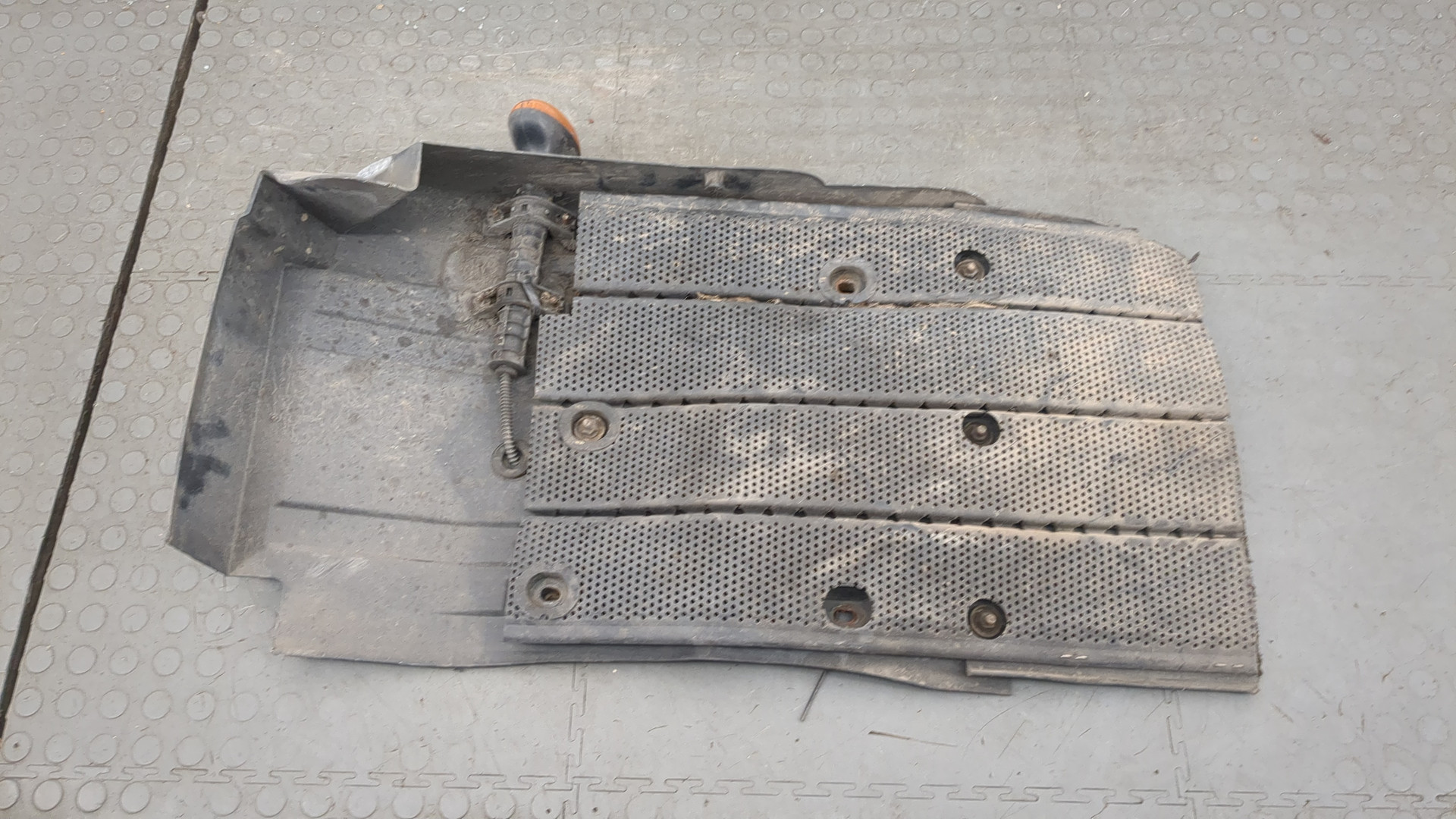 Крыло переднее левое