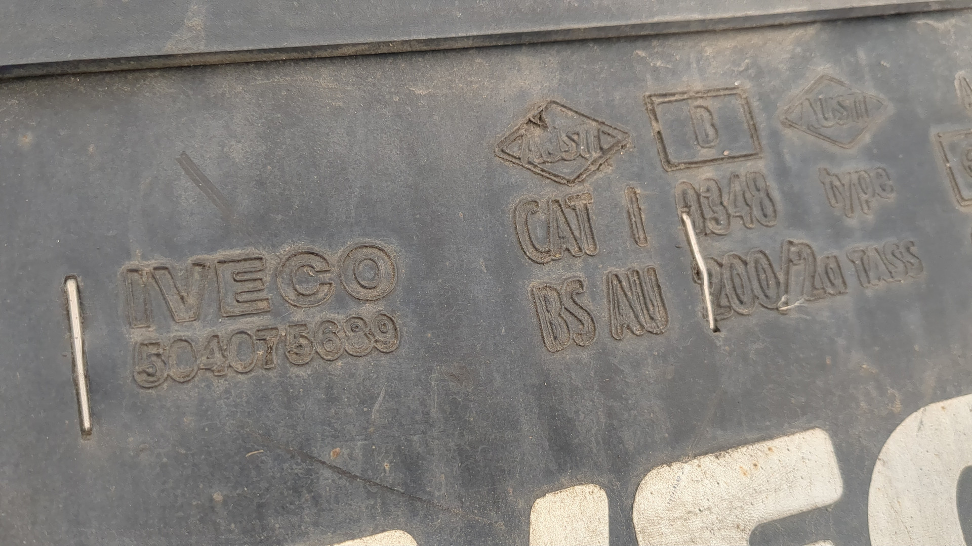 Крыло переднее левое