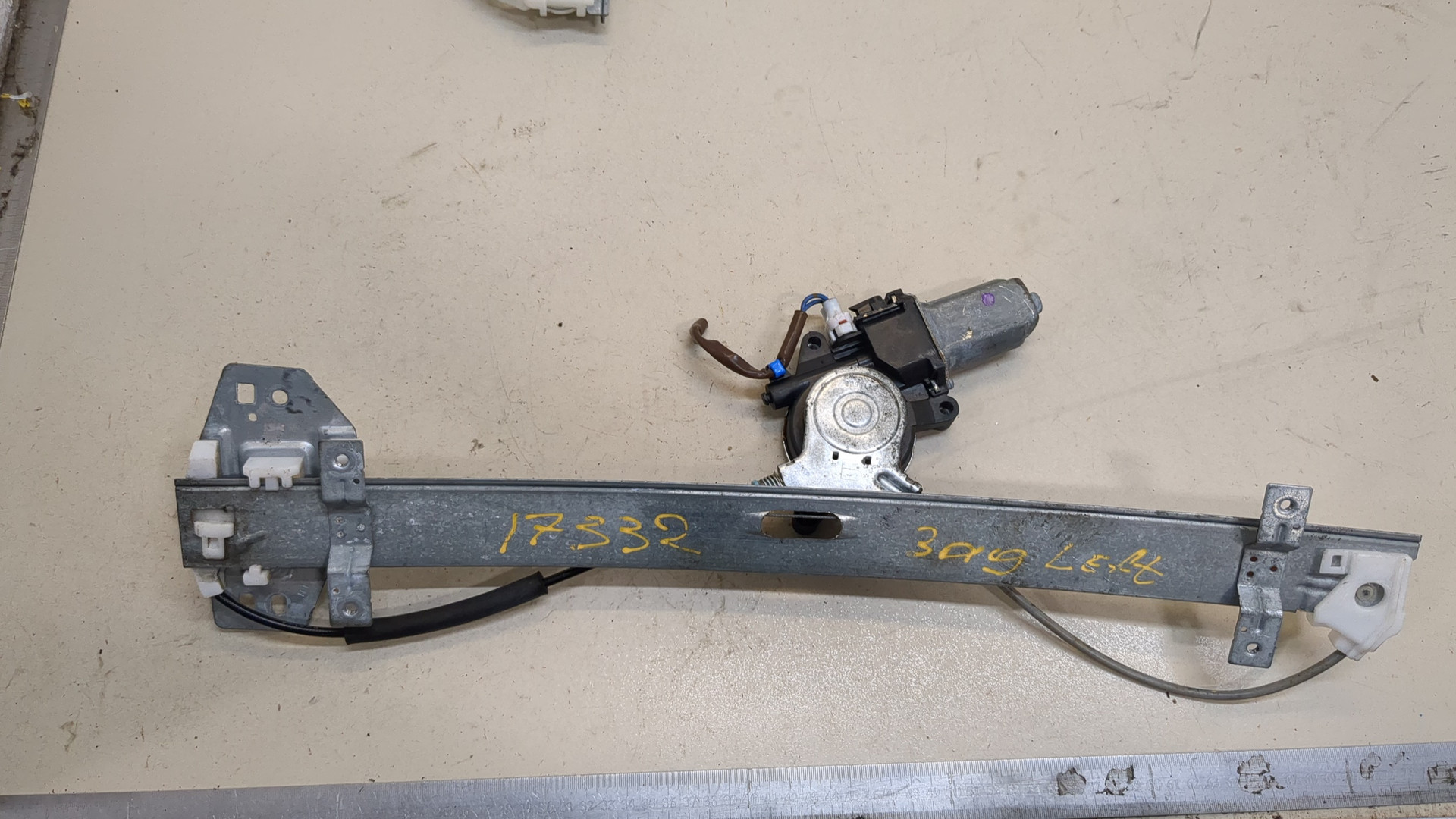 Стеклоподъемник электр. задний левый