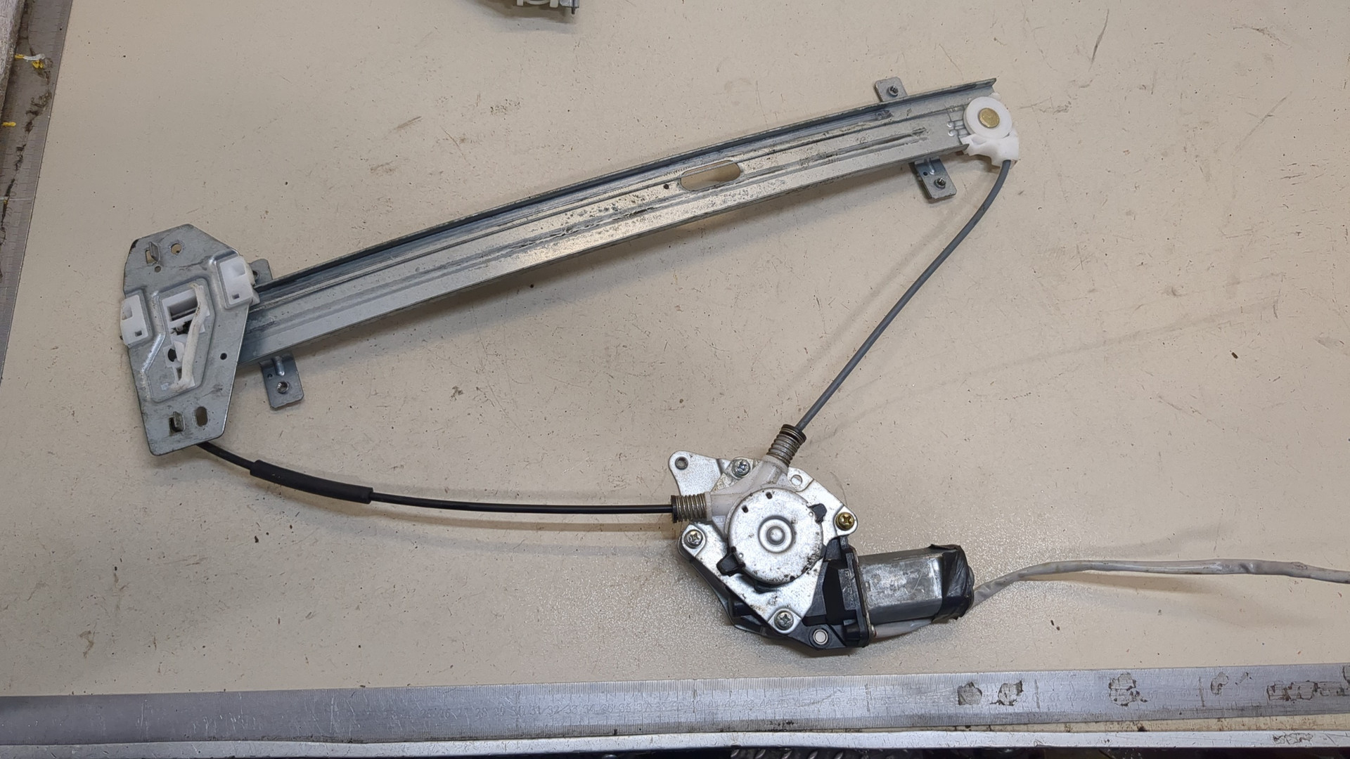 Стеклоподъемник электр. задний правый