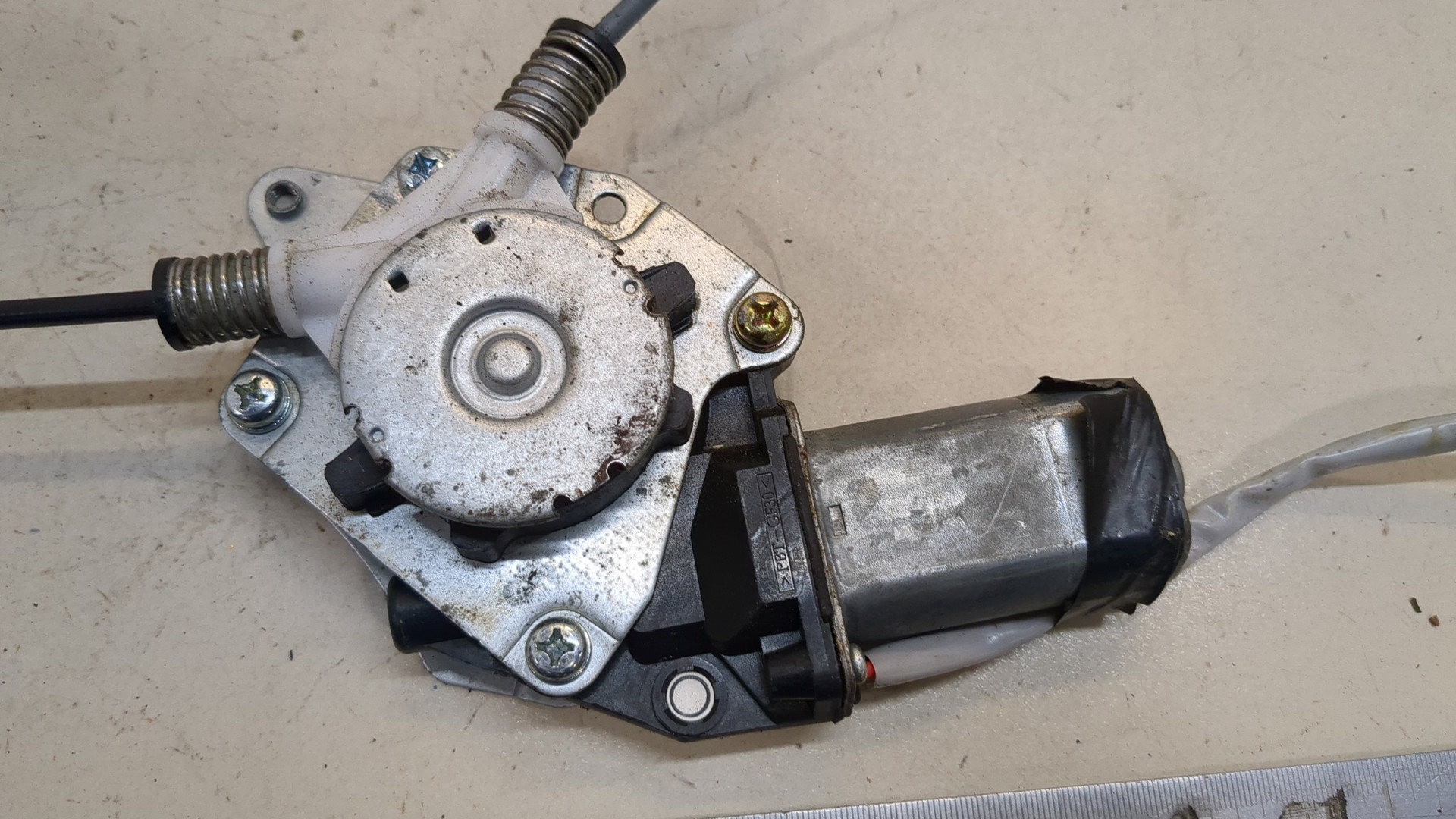 Стеклоподъемник электр. задний правый