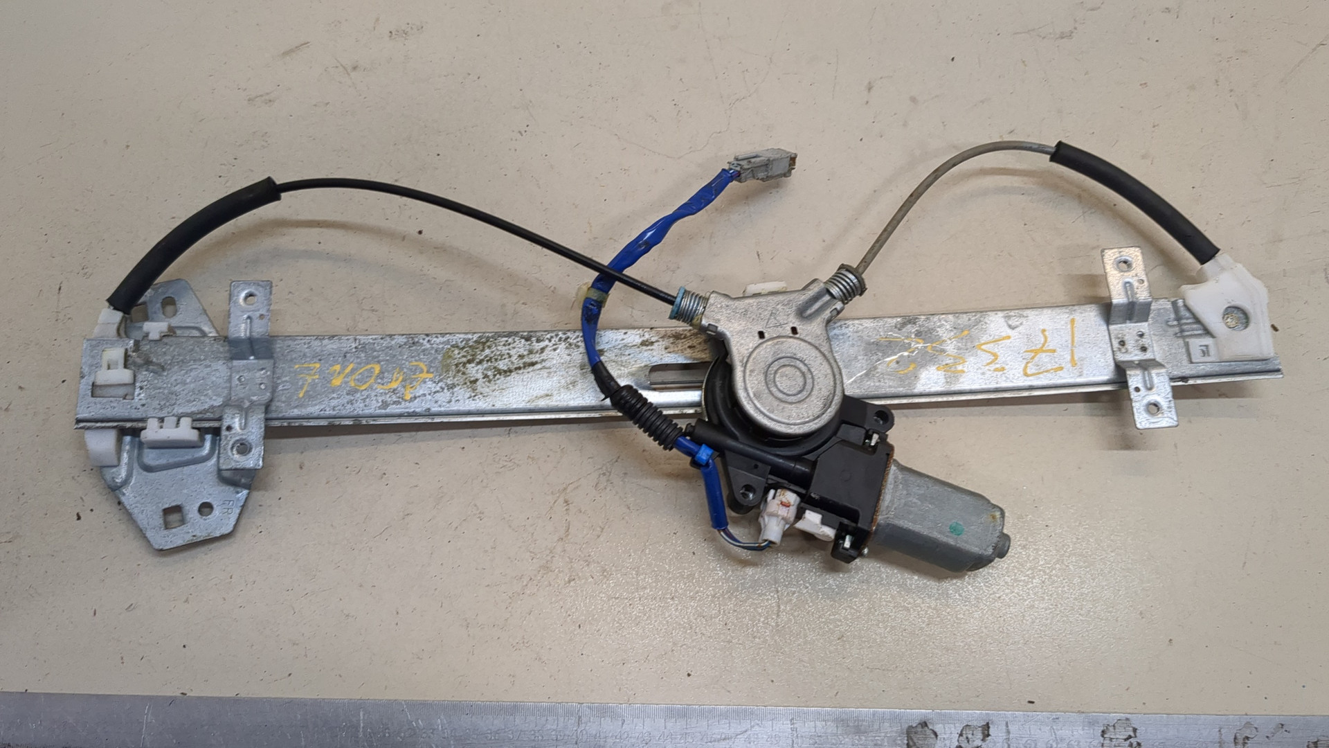 Стеклоподъемник электр. передний правый