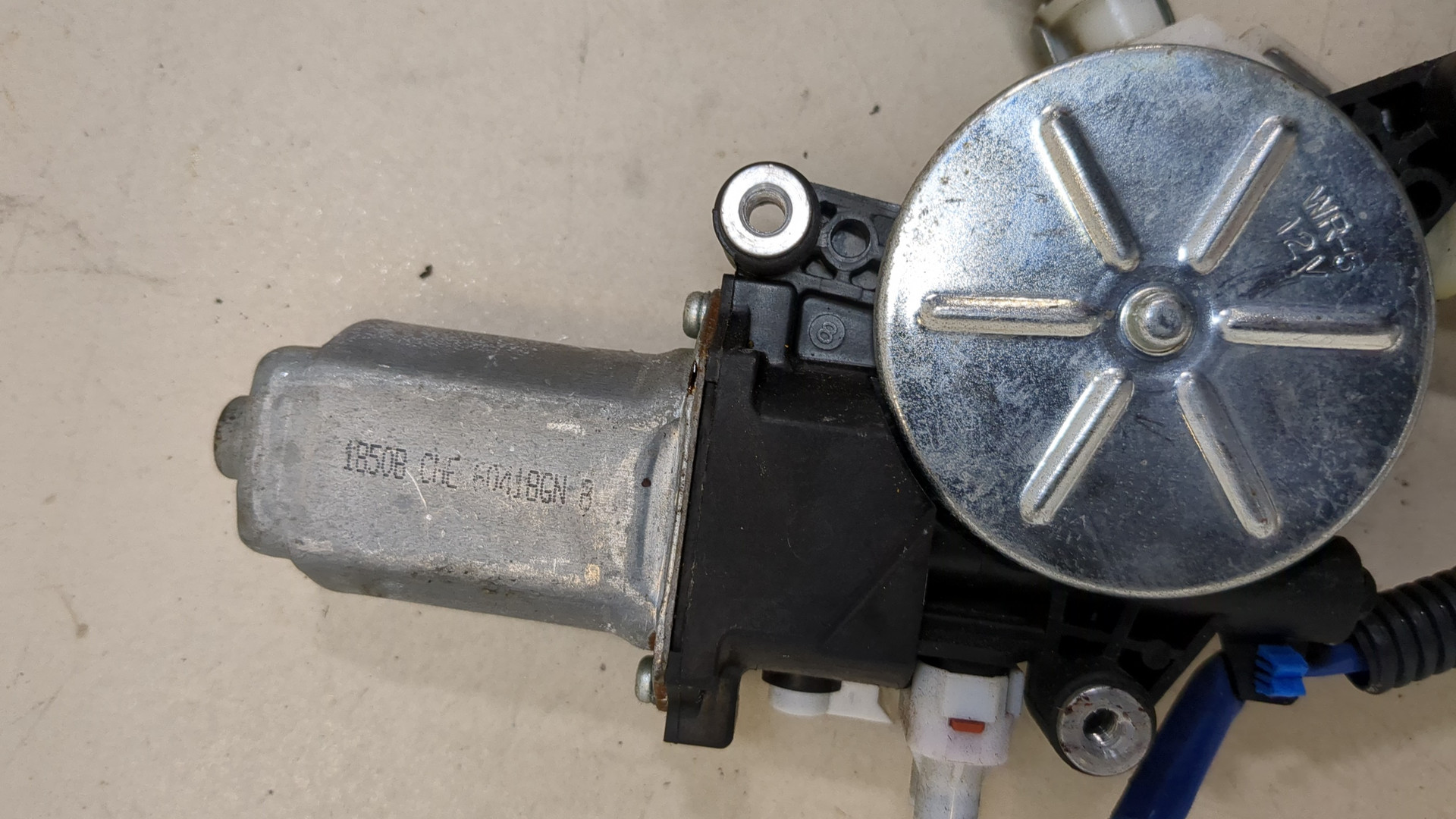 Стеклоподъемник электр. передний правый