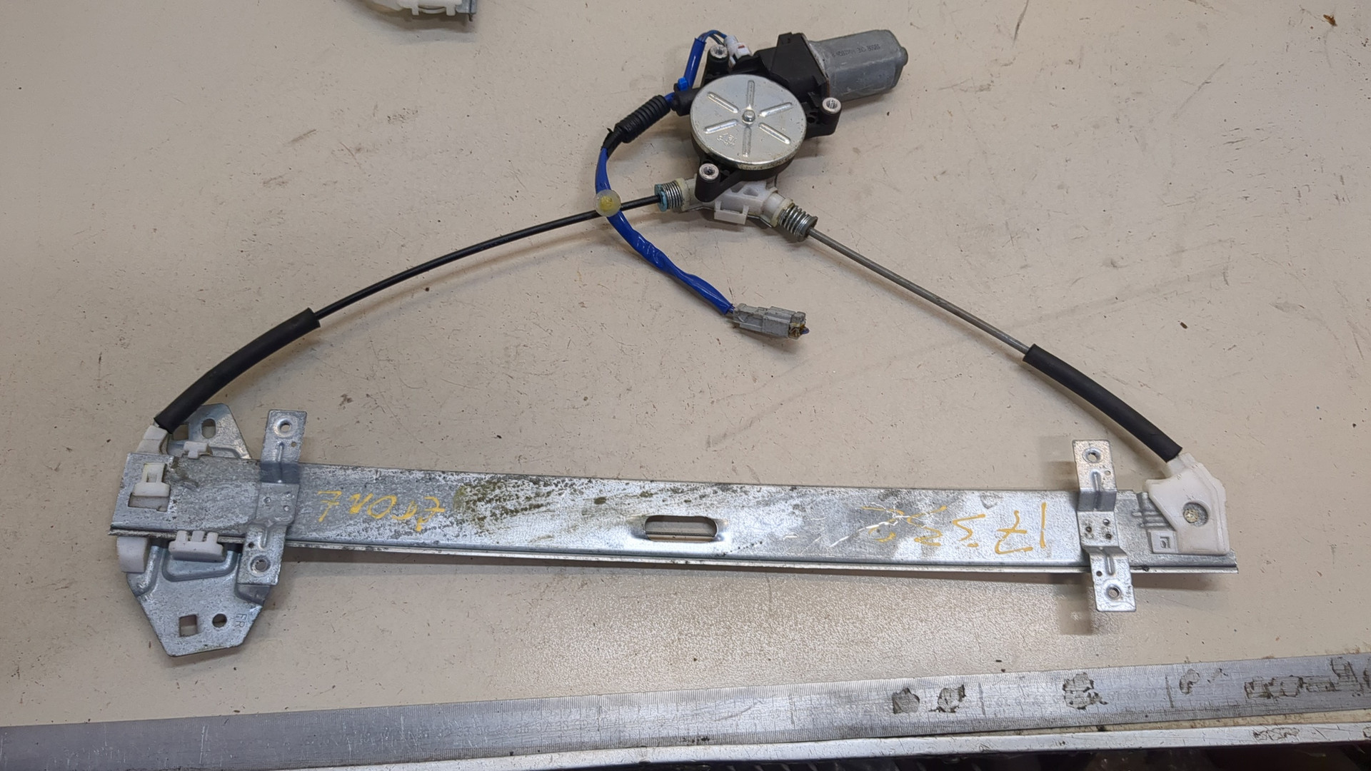 Стеклоподъемник электр. передний правый