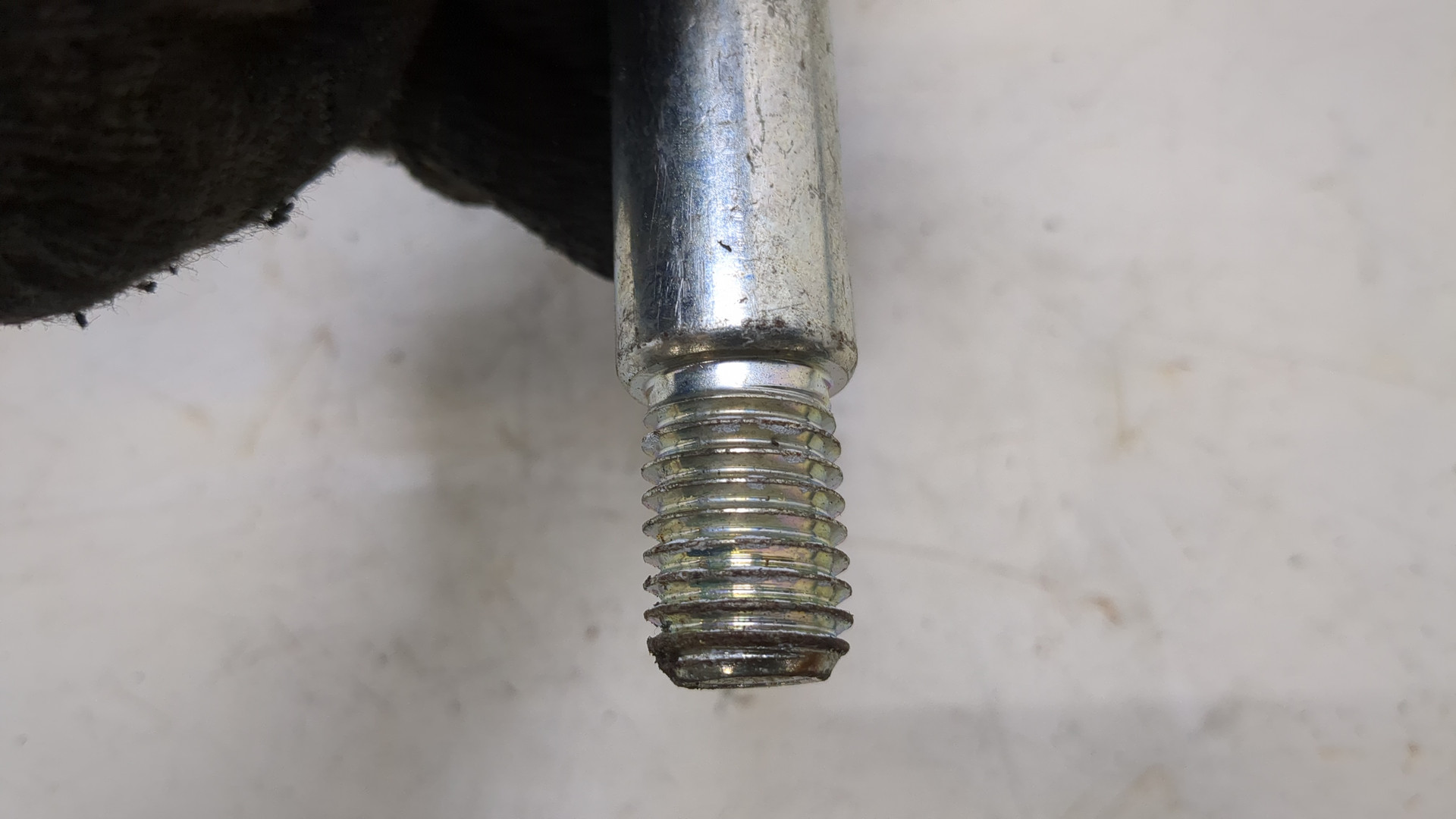 Крюк буксировочный