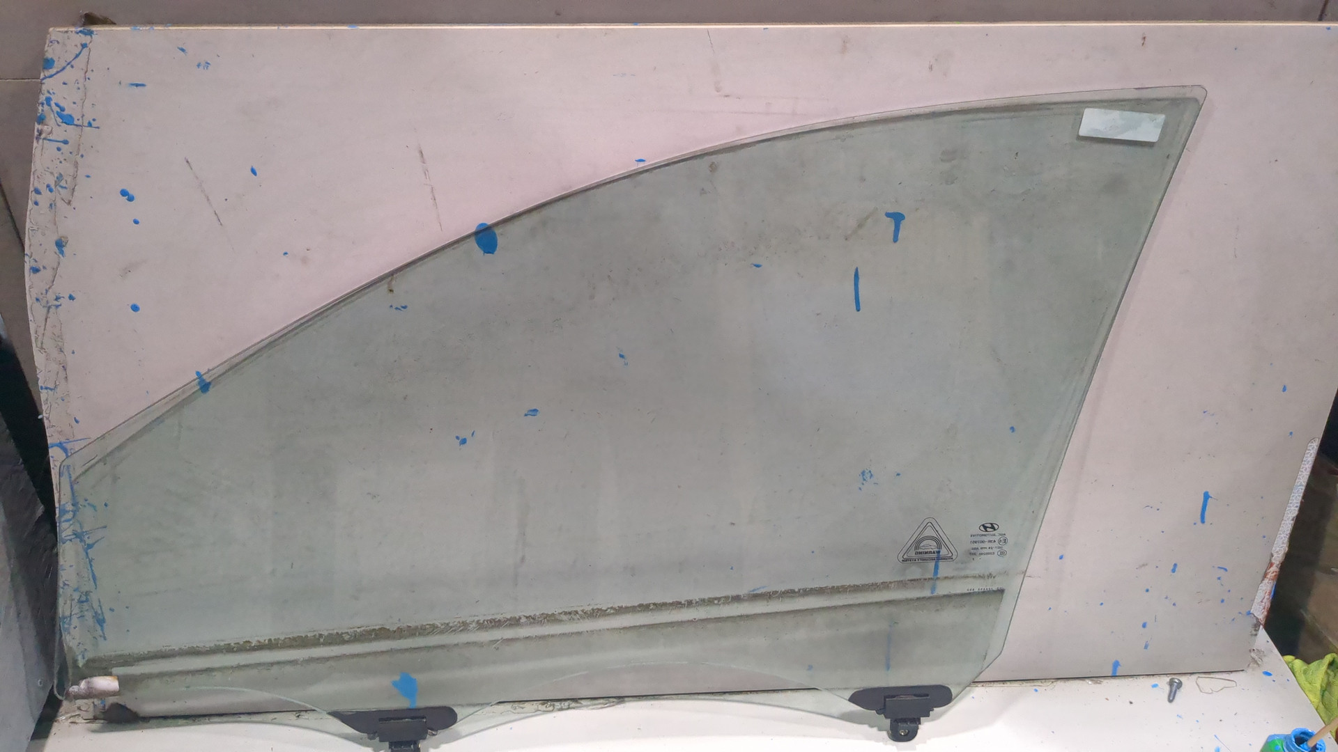 Стекло двери передней правой