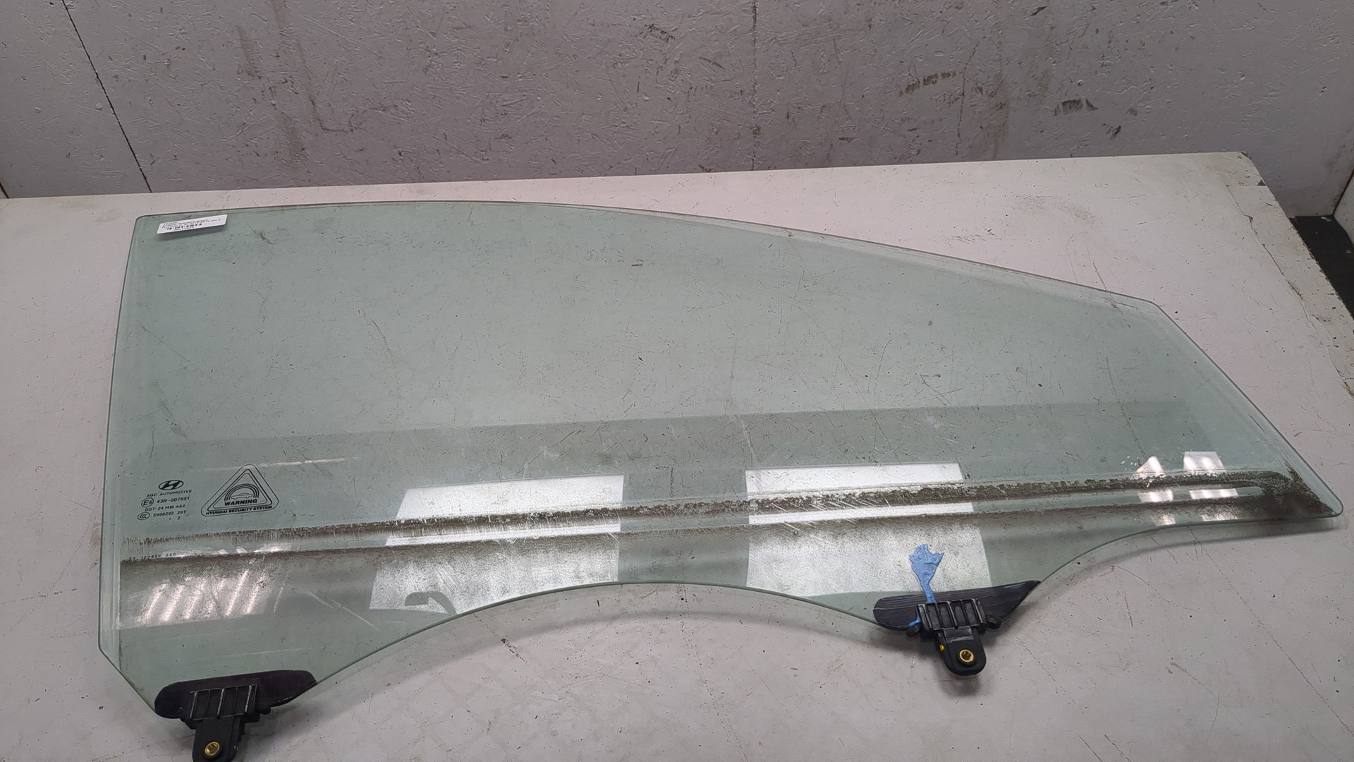 Стекло двери передней правой