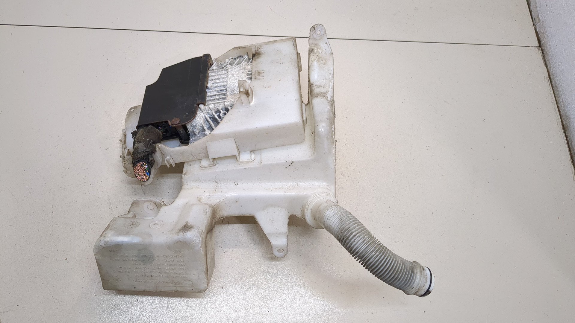 Бачок омывателя лобового стекла