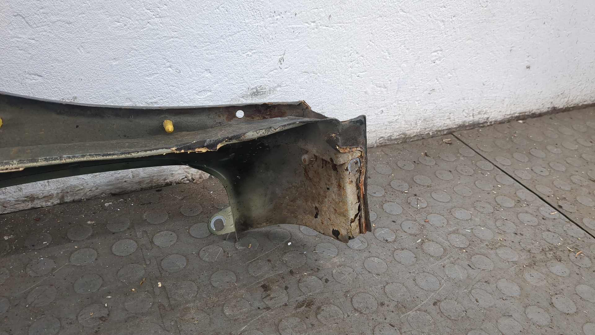 Крыло переднее левое