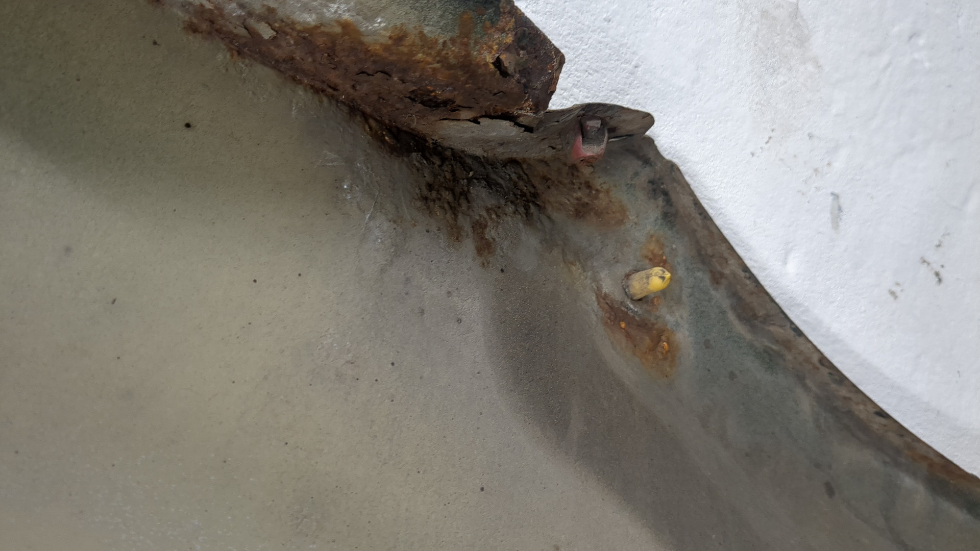 Крыло переднее левое