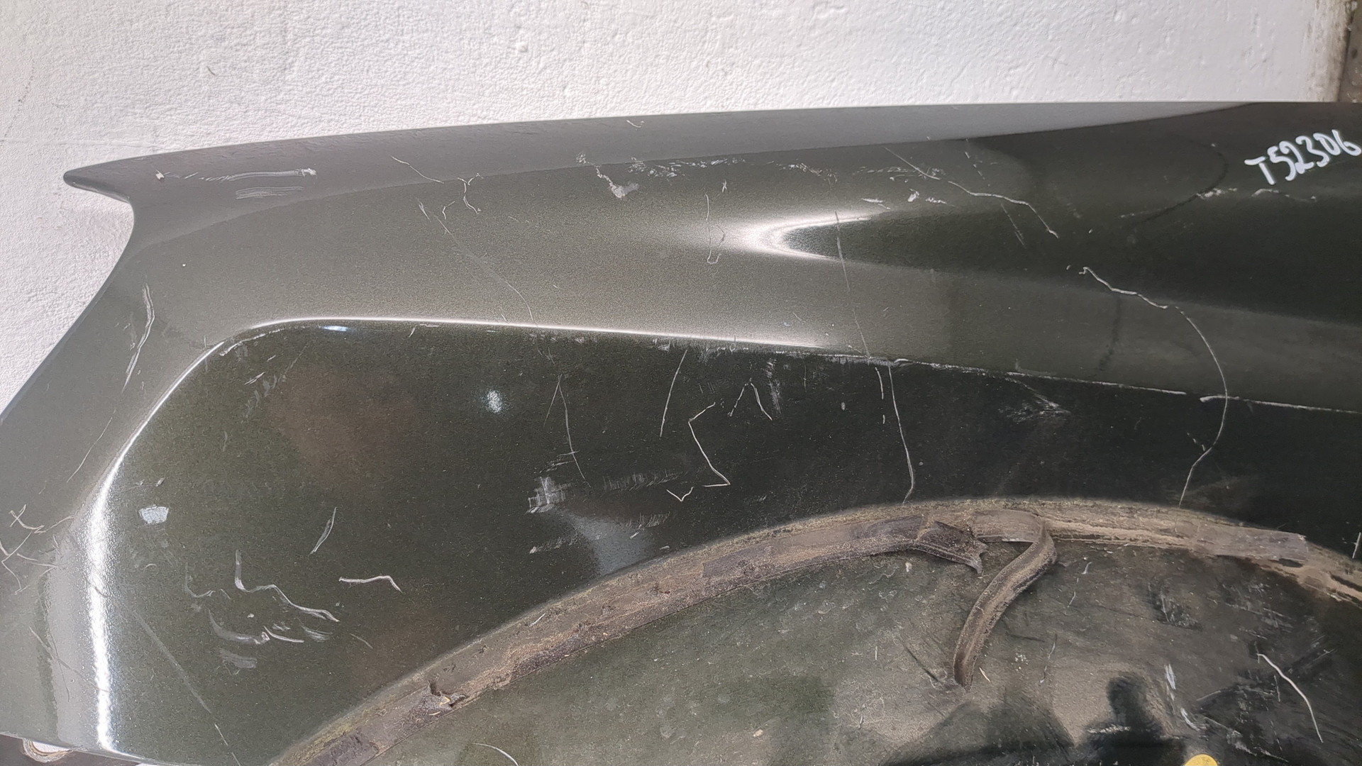 Крыло переднее левое