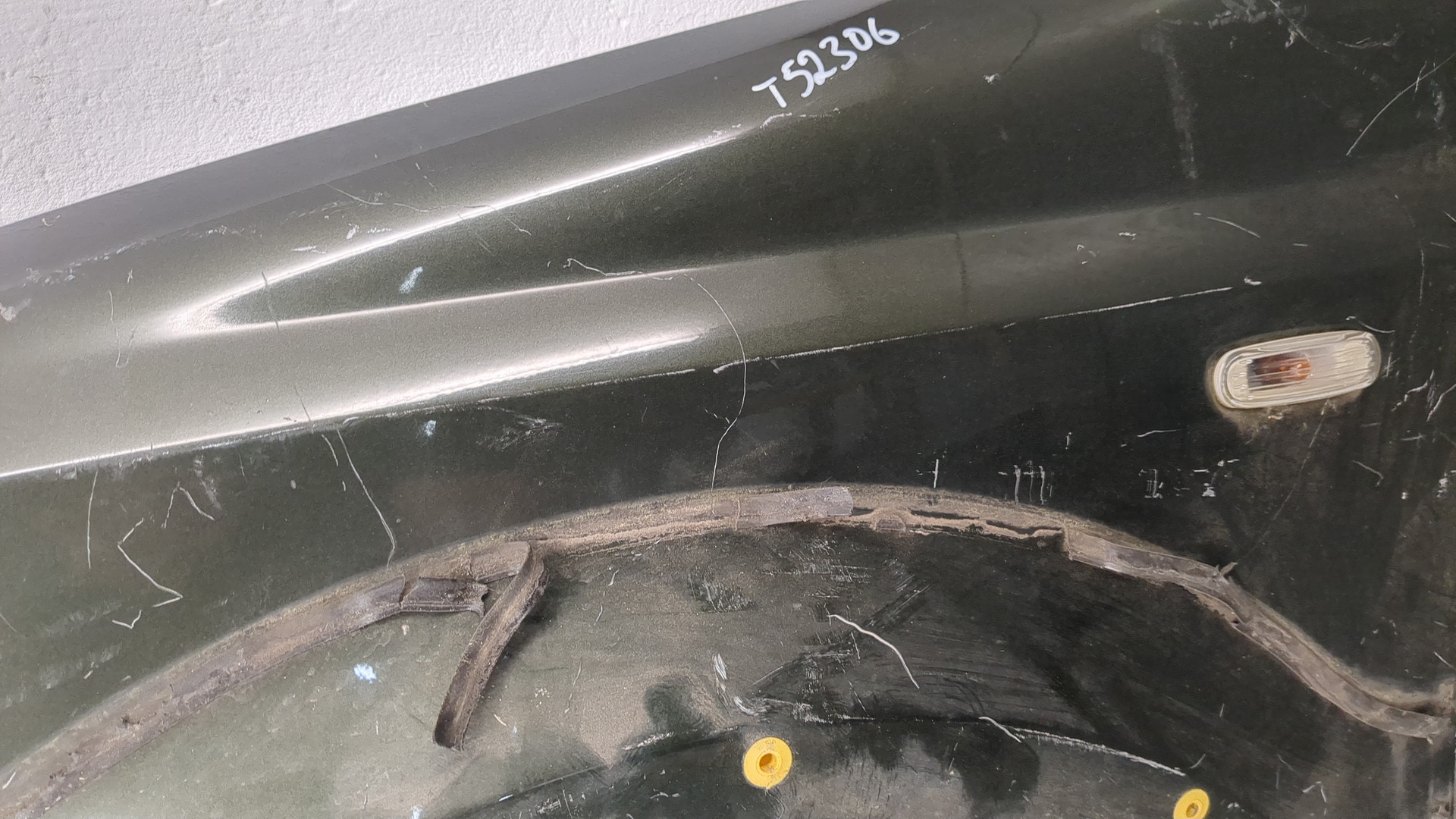 Крыло переднее левое