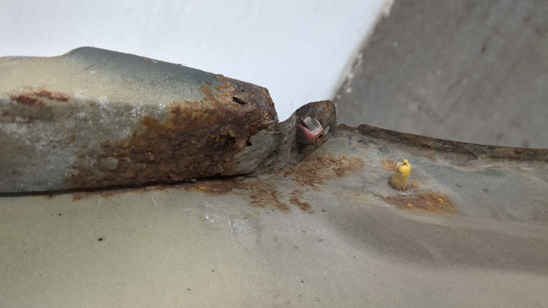 Крыло переднее левое