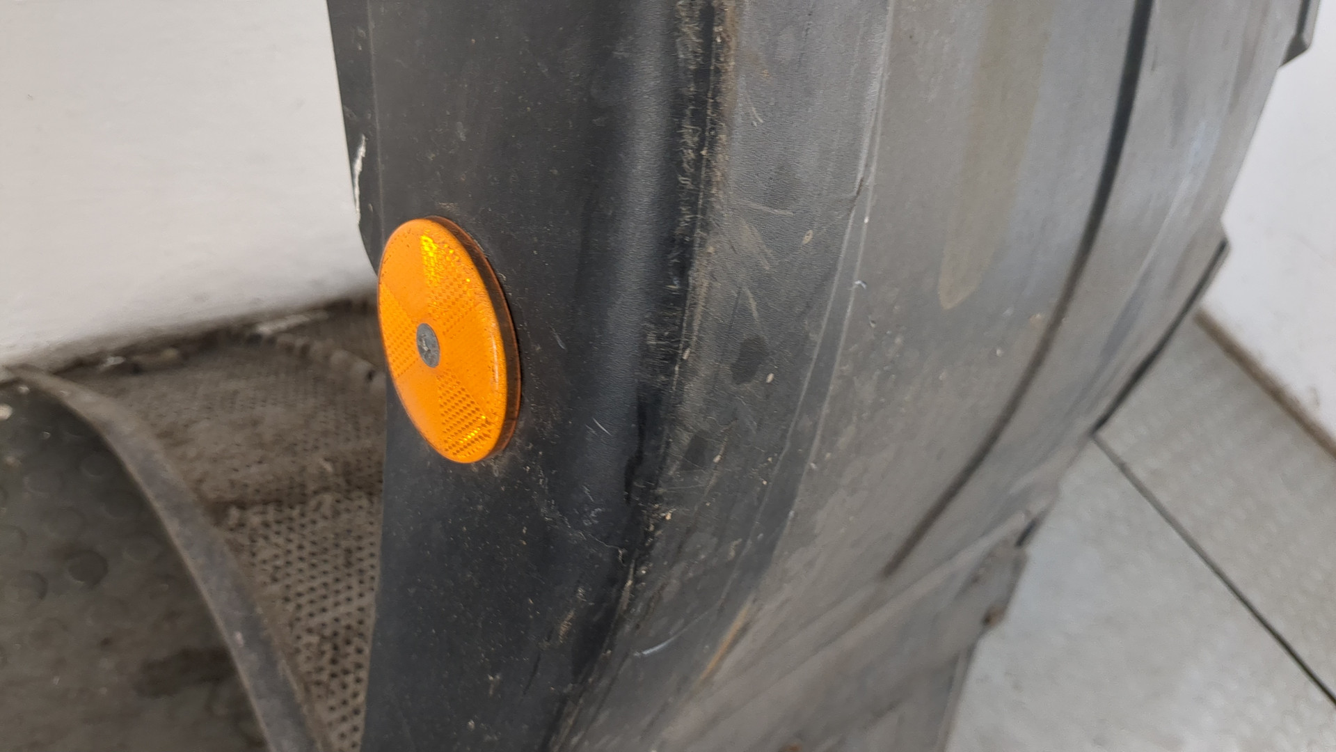 Крыло переднее левое