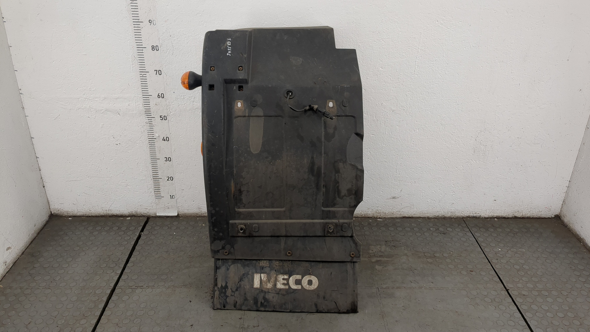 Крыло переднее левое