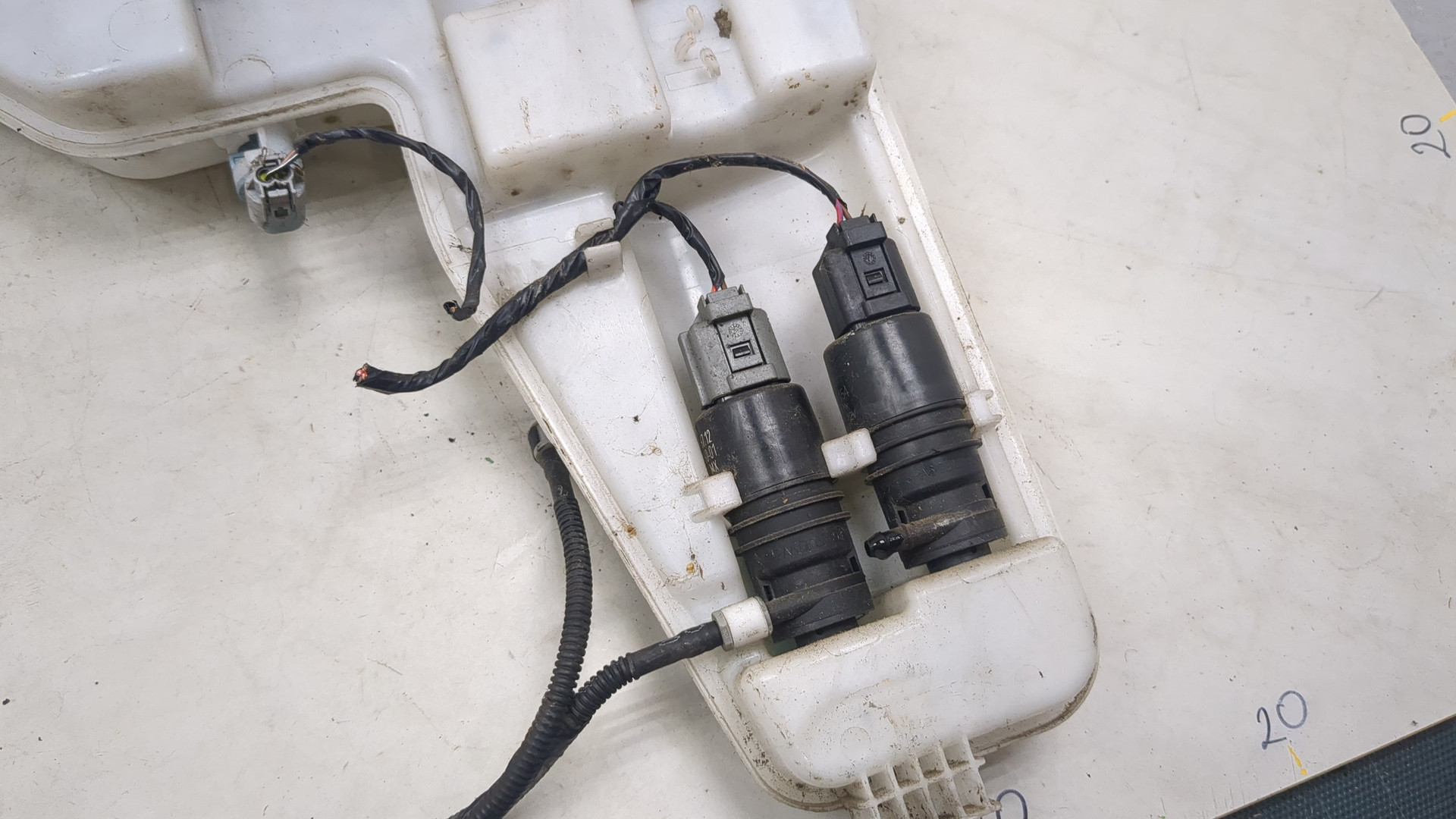 Бачок омывателя лобового стекла