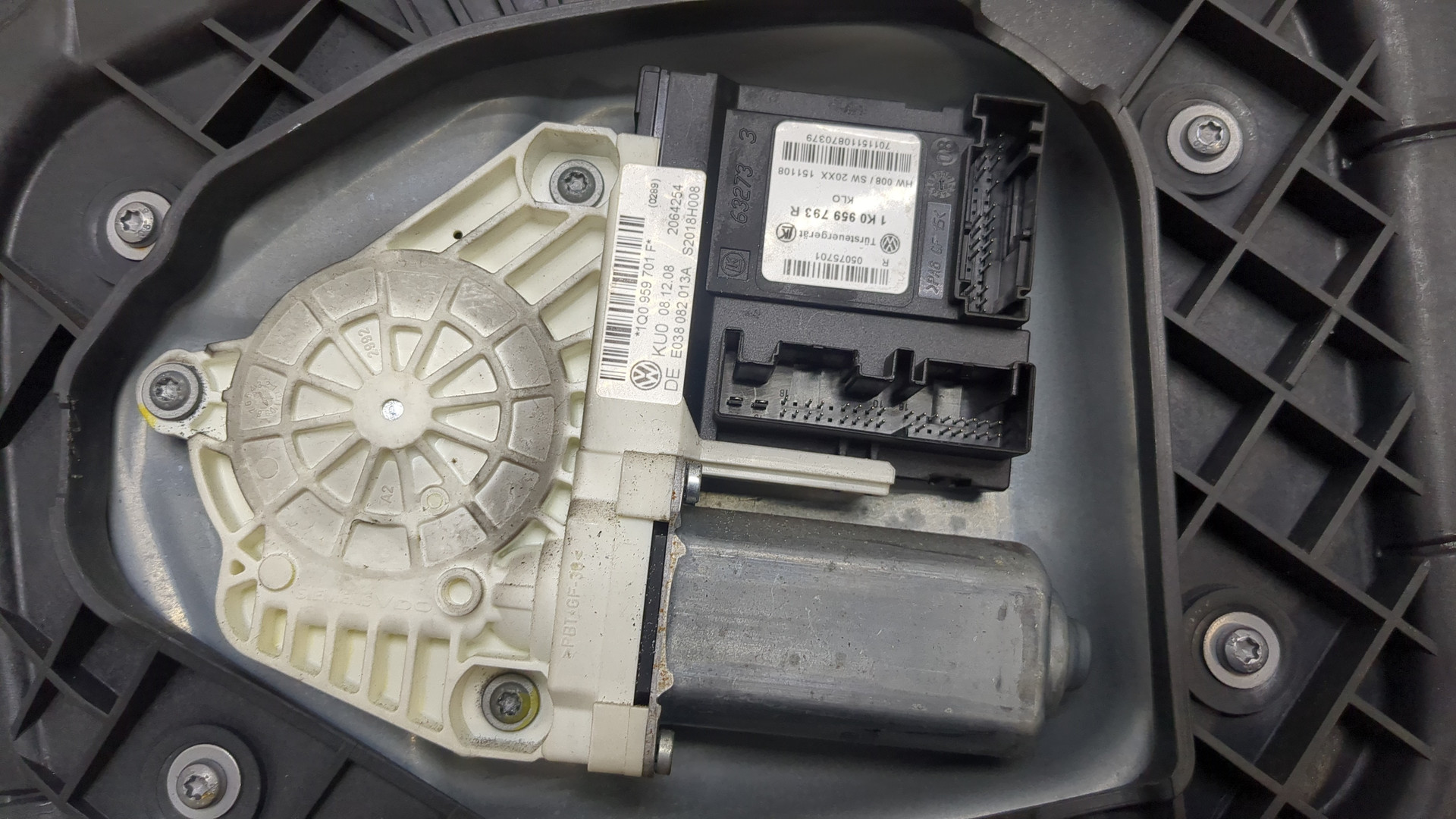 Стеклоподъемник электр. передний правый