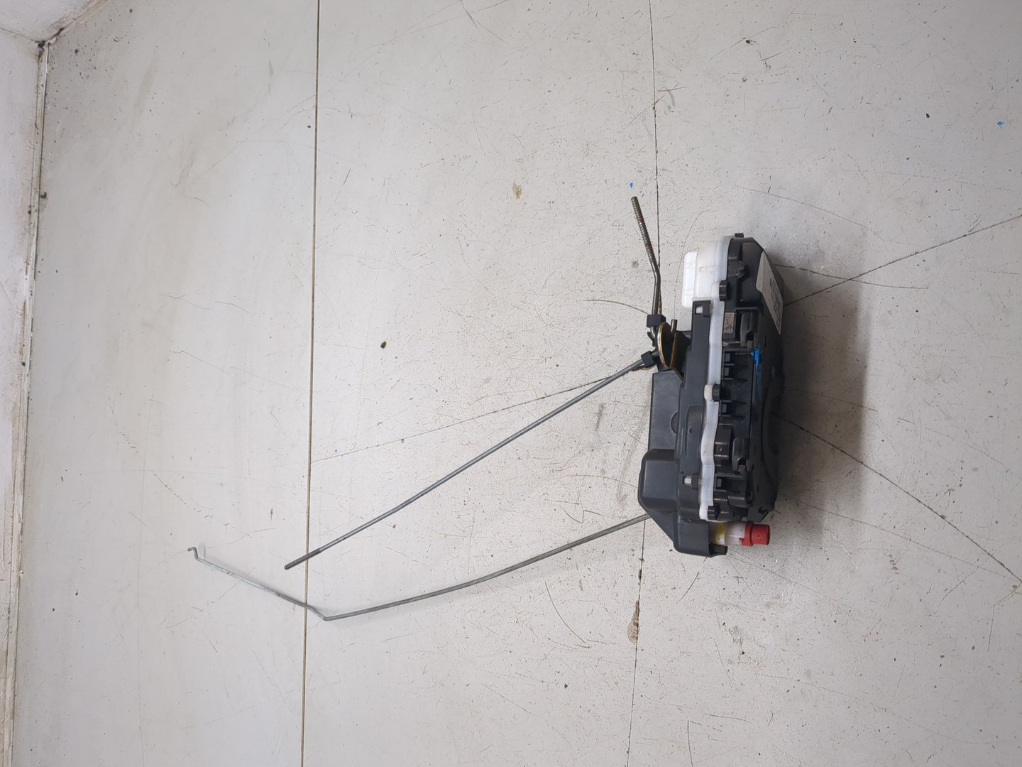 Замок двери задней левой