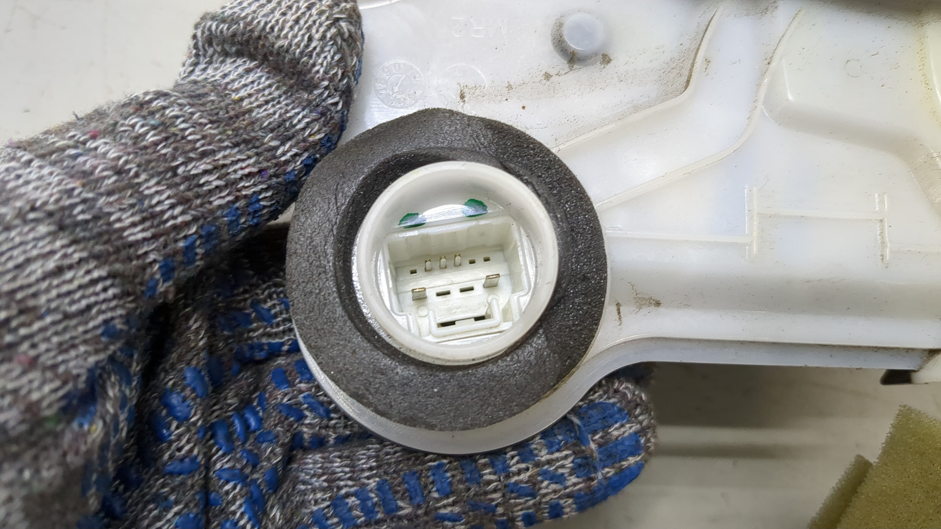 Замок двери передней правой