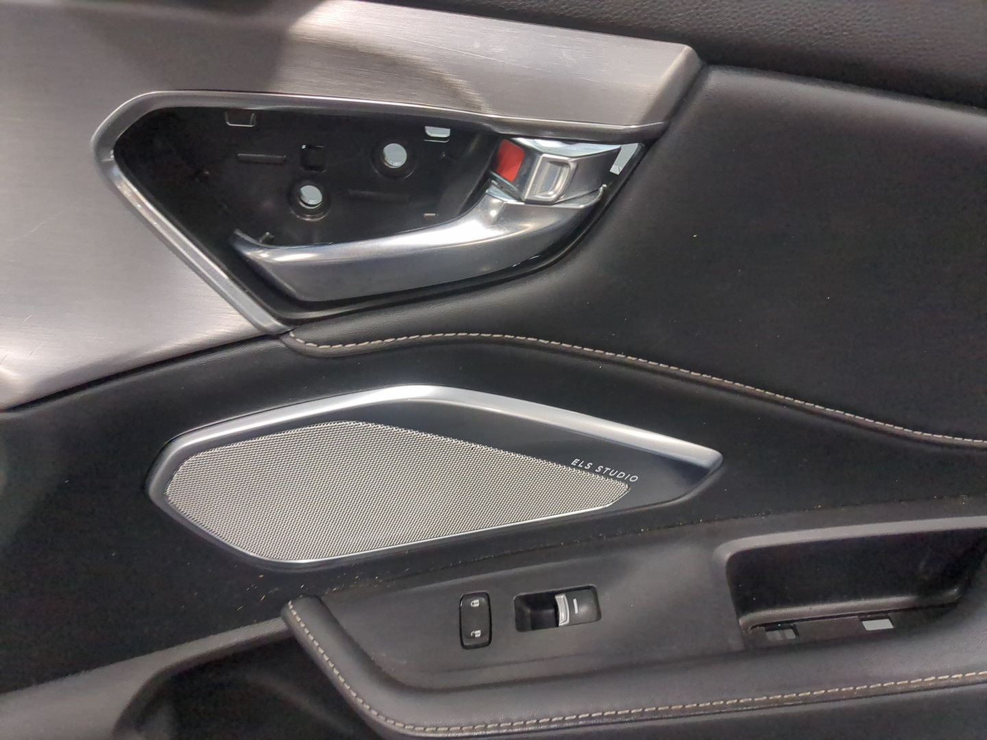 Обшивка двери передней правой