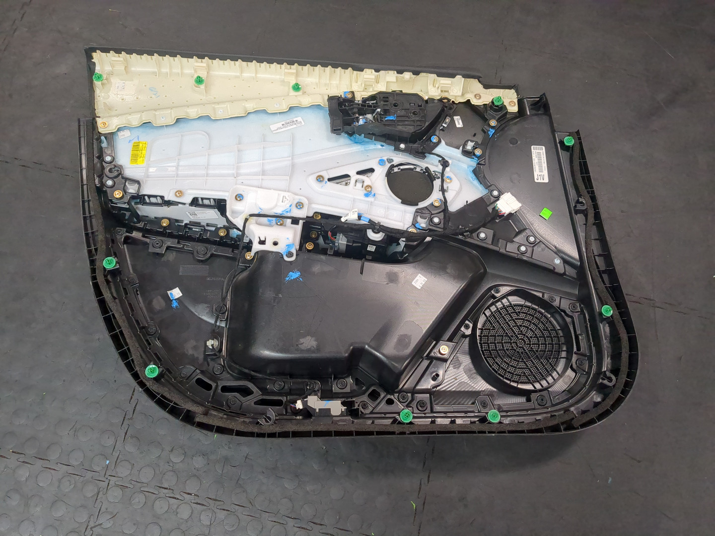 Обшивка двери передней правой