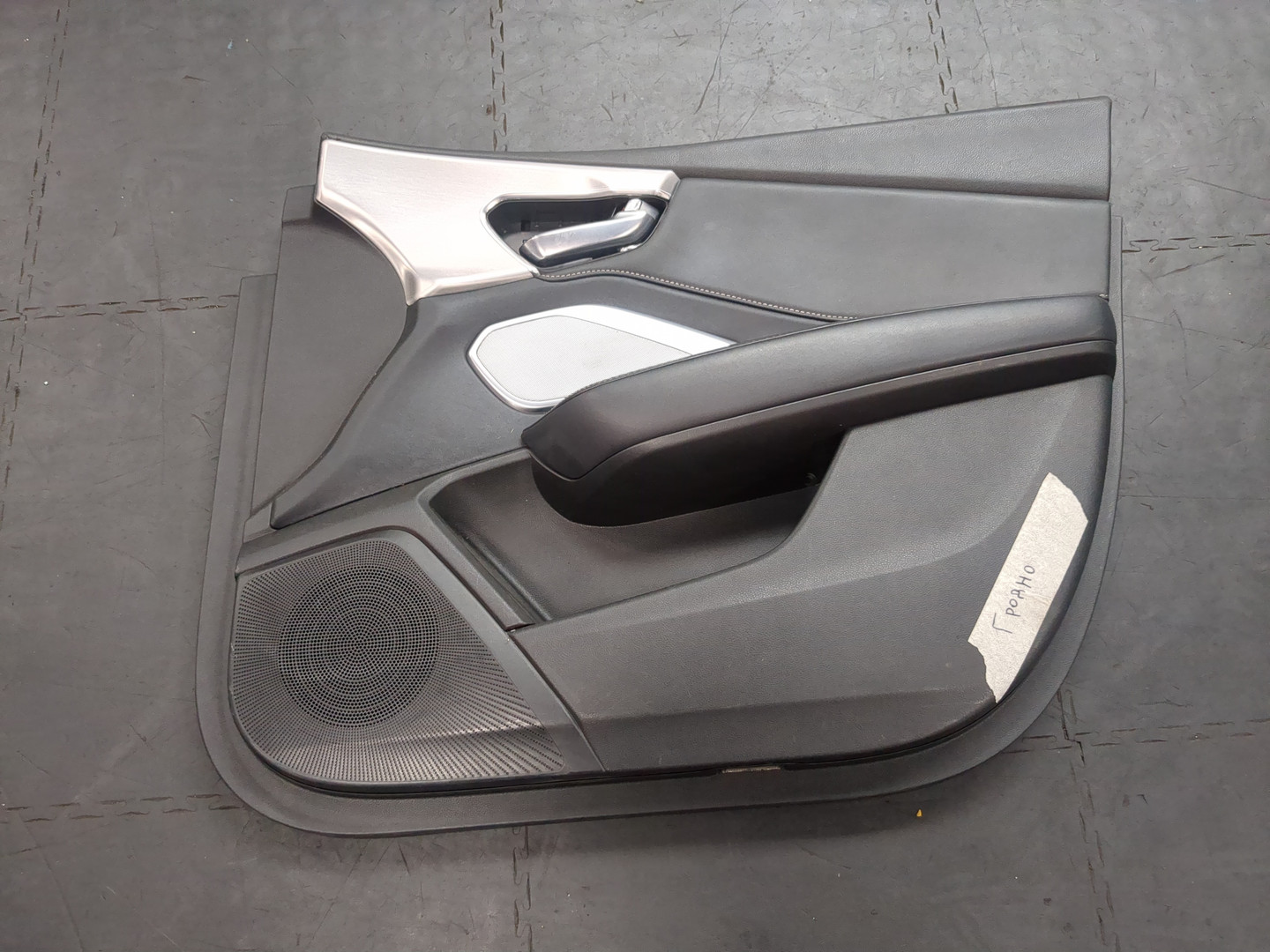 Обшивка двери передней правой