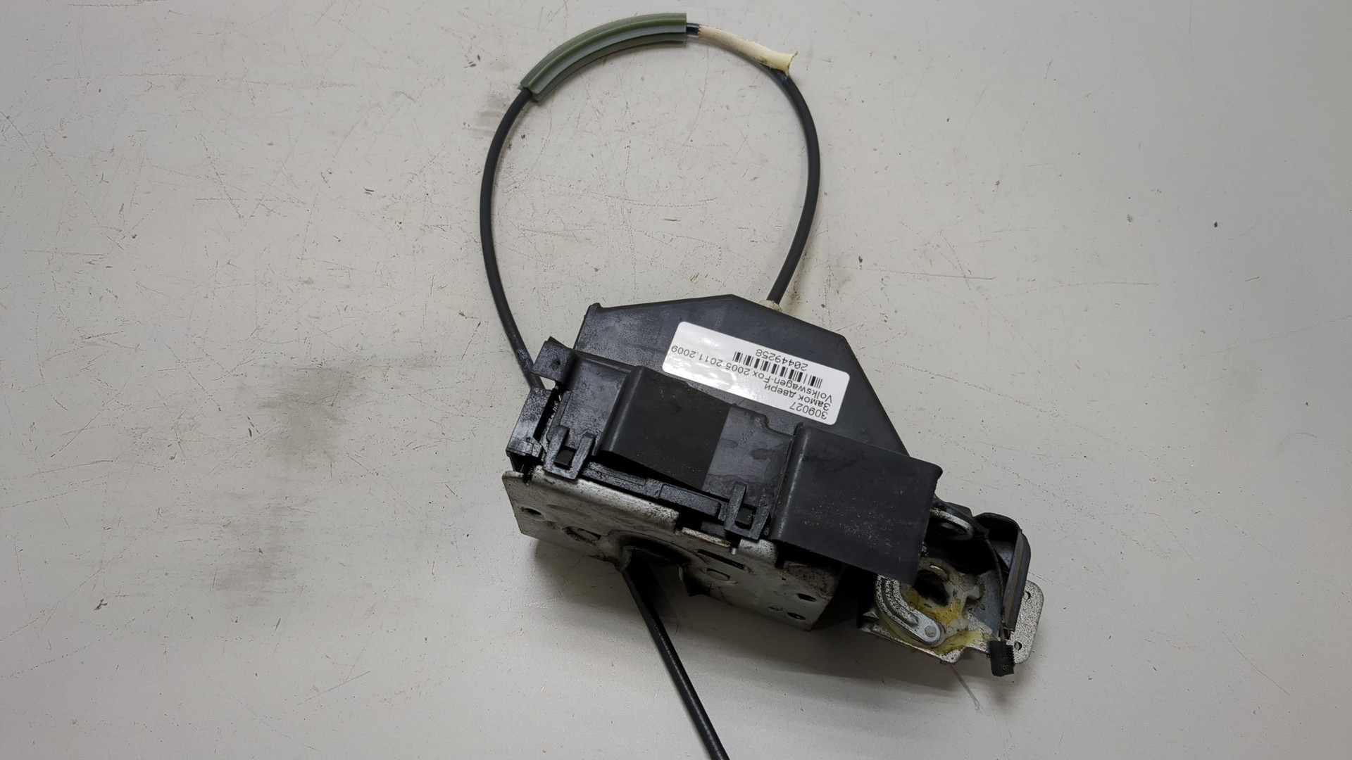 Замок двери передней левой