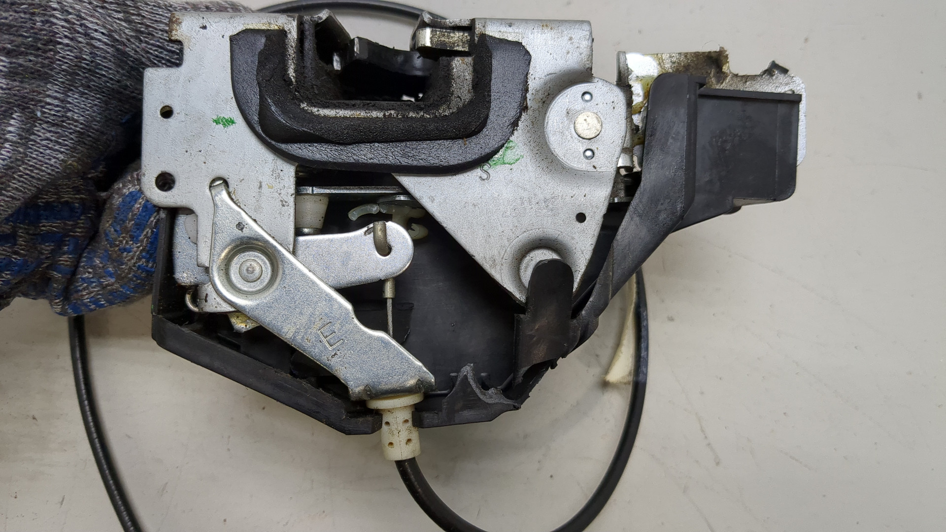 Замок двери передней левой